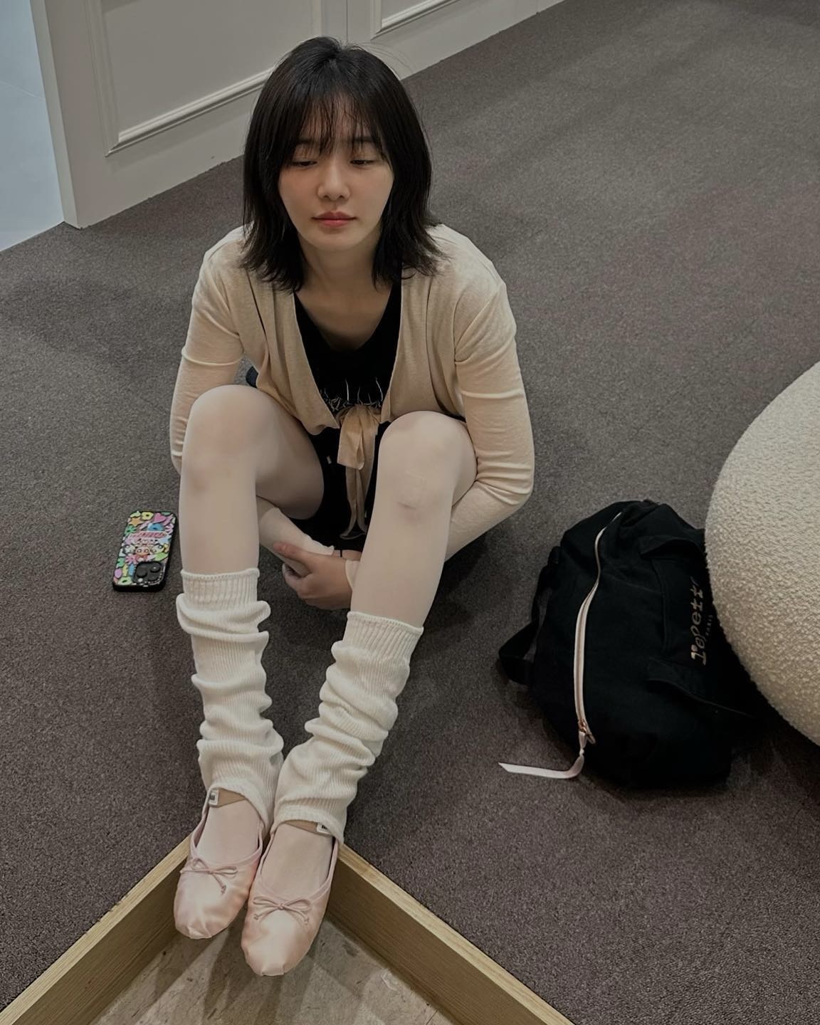 이거 있음💝🤍운동할 맛 난다고!!
나만 없고.. 셀럽들 다하는 레페토 그 가방🩰 댄스백??

우아함과 실용성을 겸비한 레페토 글라이드백은 필수입니다.

레페토는 클래식한 발레웨어부터 액세서리로 사랑받는 프랑스 브랜드입니다. 최근에 발레웨어의 ‘댄스백’ 트렌드가 부상하며, 실용성까지 만족시키는 '글라이드백'이 주목받고 있습니다.

충분한 수납공간과 다양한 컬러 옵션으로 발레복, 슈즈, 워머까지 깔끔하게 정리할 수 있으며, 개인의 취향과 스타일을 드러내는 패션 아이템으로도 각광받고 있습니다. 

최수영은 핑크 나일론 글라이드 백에 키링을 더해 발랄한 무드를 연출했고, 오연서는 핑크 코튼 소재로 사랑스러움을 강조했습니다. 반면 박규영은 블랙 글라이드 백으로 심플한 무드를 완성했습니다.  이미지