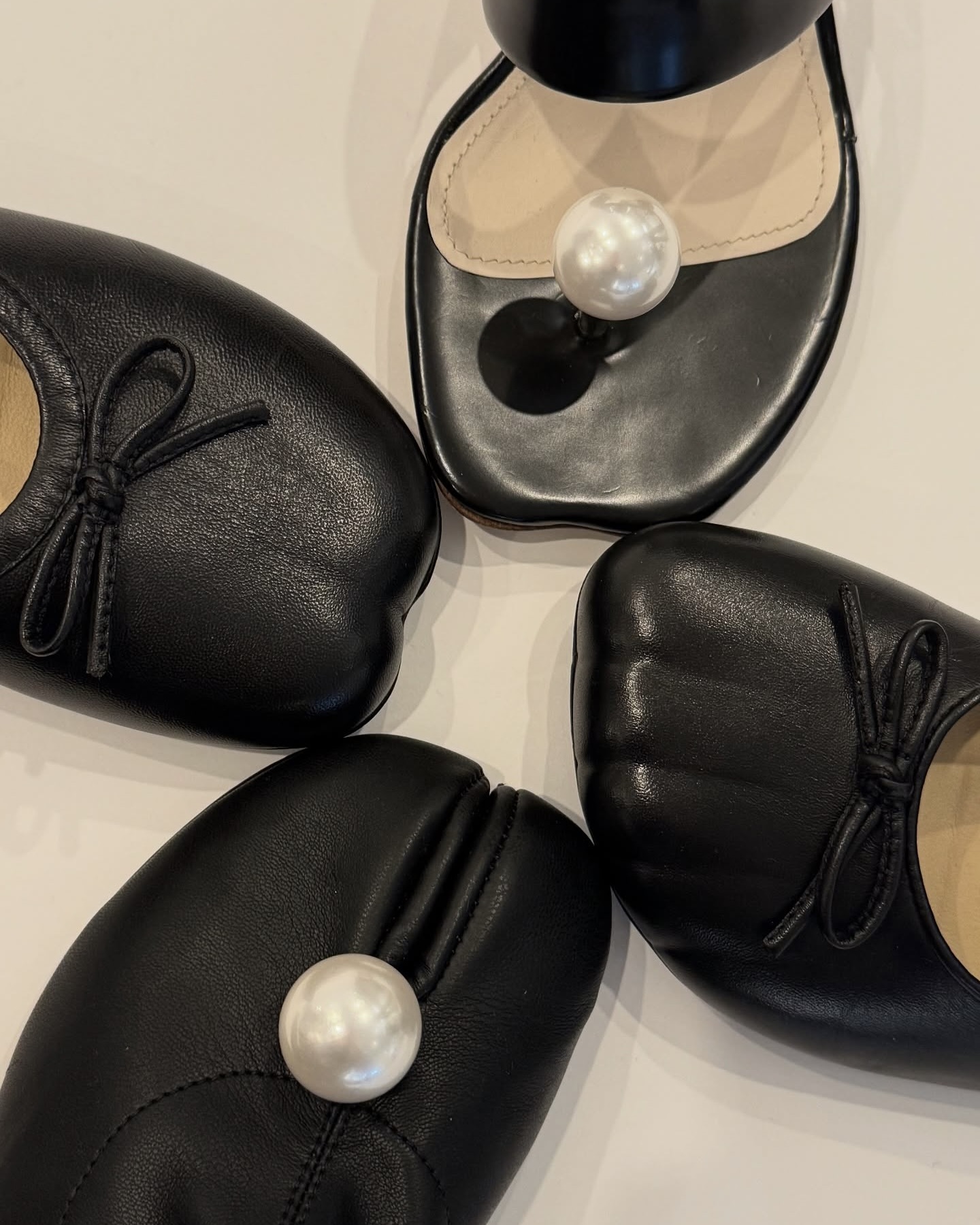 엄마 진주 훔쳐 온 건 아니지?🫢
샌디리앙은 부츠를 사면 진주를 준대🤍🖤 이거 완전 개이득!!
뉴욕을 기반으로 하는 샌디리앙은 유년 시절 향수에 브랜드 감각을 더한 독창적인 스타일로 많은 주목을 받고 있습니다. 25년 FW ‘진주 삭스 부츠’는 비건 레더 소재의 타비 부츠 위에 큼직한 진주와 리본을 얹어, 룩에 소녀 감성과 아방가르드 무드를 동시에 연출합니다.
대담하고도 유니크한 디테일로 전에 없던 포인트를 제공하는 샌디리앙의 부츠. 어떤 룩에도 반전 포인트를 기대할 수 있는 아이템입니다. 이미지4