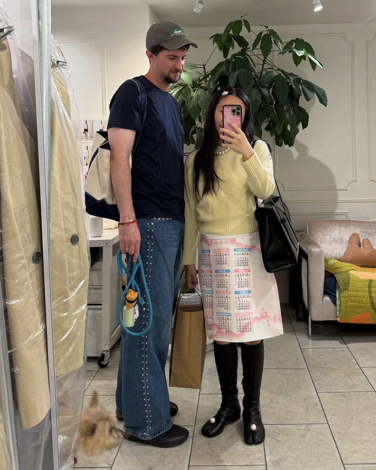 엄마 진주 훔쳐 온 건 아니지?🫢
샌디리앙은 부츠를 사면 진주를 준대🤍🖤 이거 완전 개이득!!
뉴욕을 기반으로 하는 샌디리앙은 유년 시절 향수에 브랜드 감각을 더한 독창적인 스타일로 많은 주목을 받고 있습니다. 25년 FW ‘진주 삭스 부츠’는 비건 레더 소재의 타비 부츠 위에 큼직한 진주와 리본을 얹어, 룩에 소녀 감성과 아방가르드 무드를 동시에 연출합니다.
대담하고도 유니크한 디테일로 전에 없던 포인트를 제공하는 샌디리앙의 부츠. 어떤 룩에도 반전 포인트를 기대할 수 있는 아이템입니다. 이미지3