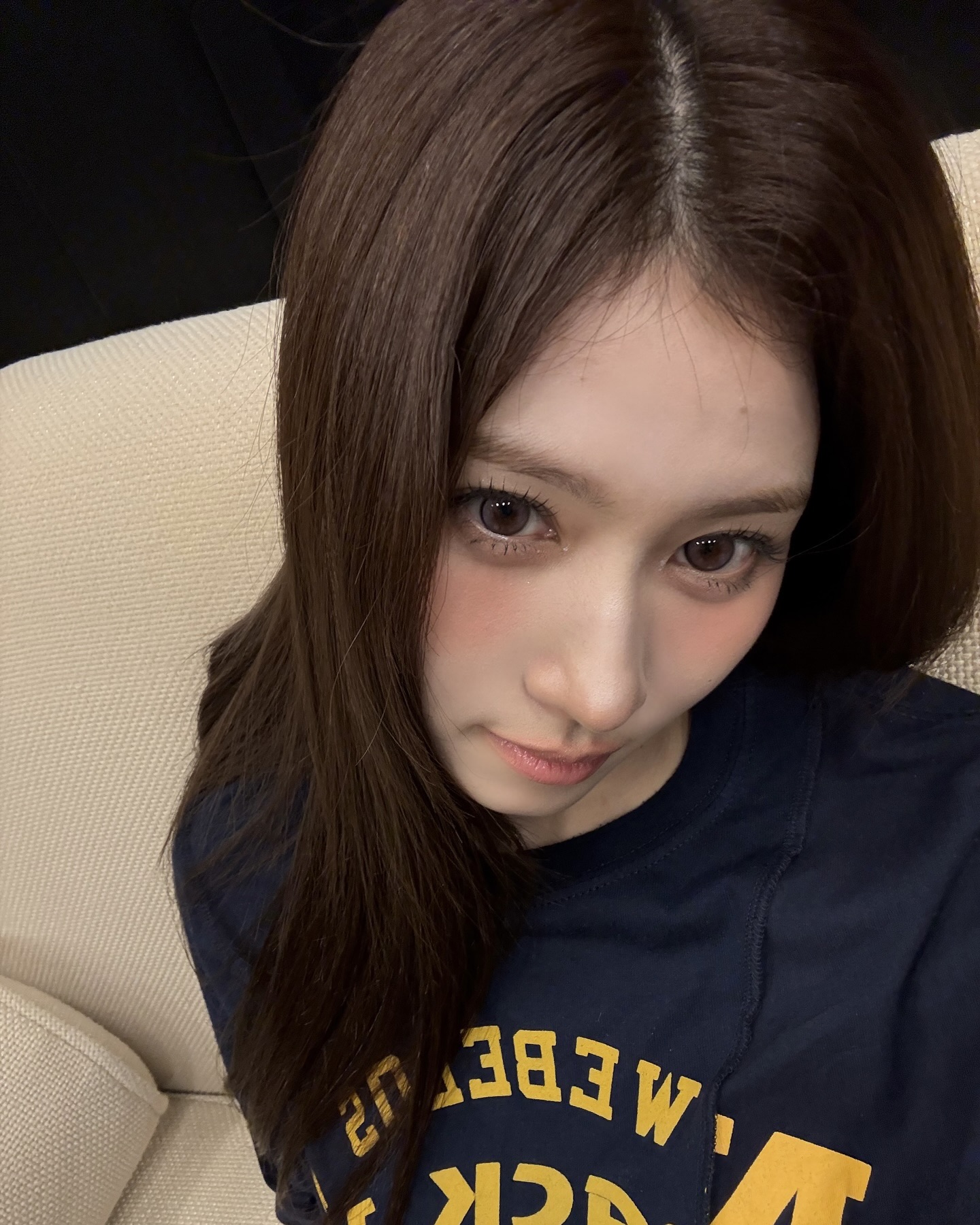 내 눈빛에 빠져들 준비 됐어?💖
데일리도 특별한 날에도 끼기 좋은 렌즈 3가지 추천👀✨

평소에도 편하게 착용할 수 있는 렌즈, 지금 소개해드릴게요.

1. 오렌즈 에버샤인 브라운, 3만 원대
직경 13.8mm 렌즈로, 화사한 톤업 브라운 컬러와 선명한 써클라인이 더해져 또렷하고 러블리한 눈빛을 연출할 수 있는 렌즈입니다.

2. 하파크리스틴 돌리 크리스틴 라벤더, 1만 원대
직경 13.6mm의 빅사이즈 렌즈로, 4가지 톤의 대칭 하이라이트가 더해져 어느 각도에서도 반짝이는 눈빛을 연출할 수 있는 렌즈입니다.

3. 렌블링 샤이링 초코, 2만 원대
직경 13.0mm 렌즈로 자연스러운 크기를 연출하며, 투톤 레이어드 디자인이 더해져 은은하면서도 고급스럽게 빛나 데일리로 부담 없이 착용하기 좋은 렌즈입니다. 이미지2