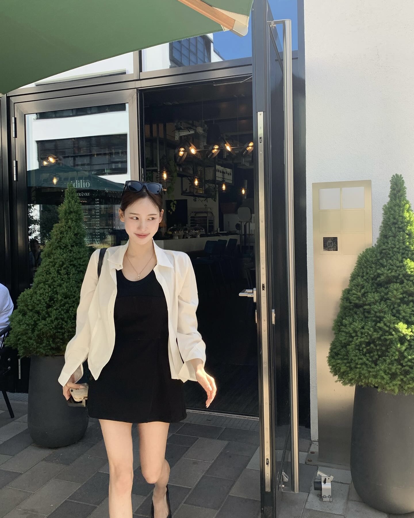 한 벌로 끝내는 스타일링💡
블랙 원피스와 셔츠 조합으로 오피스룩부터 데이트룩까지 👗🖤 이미지