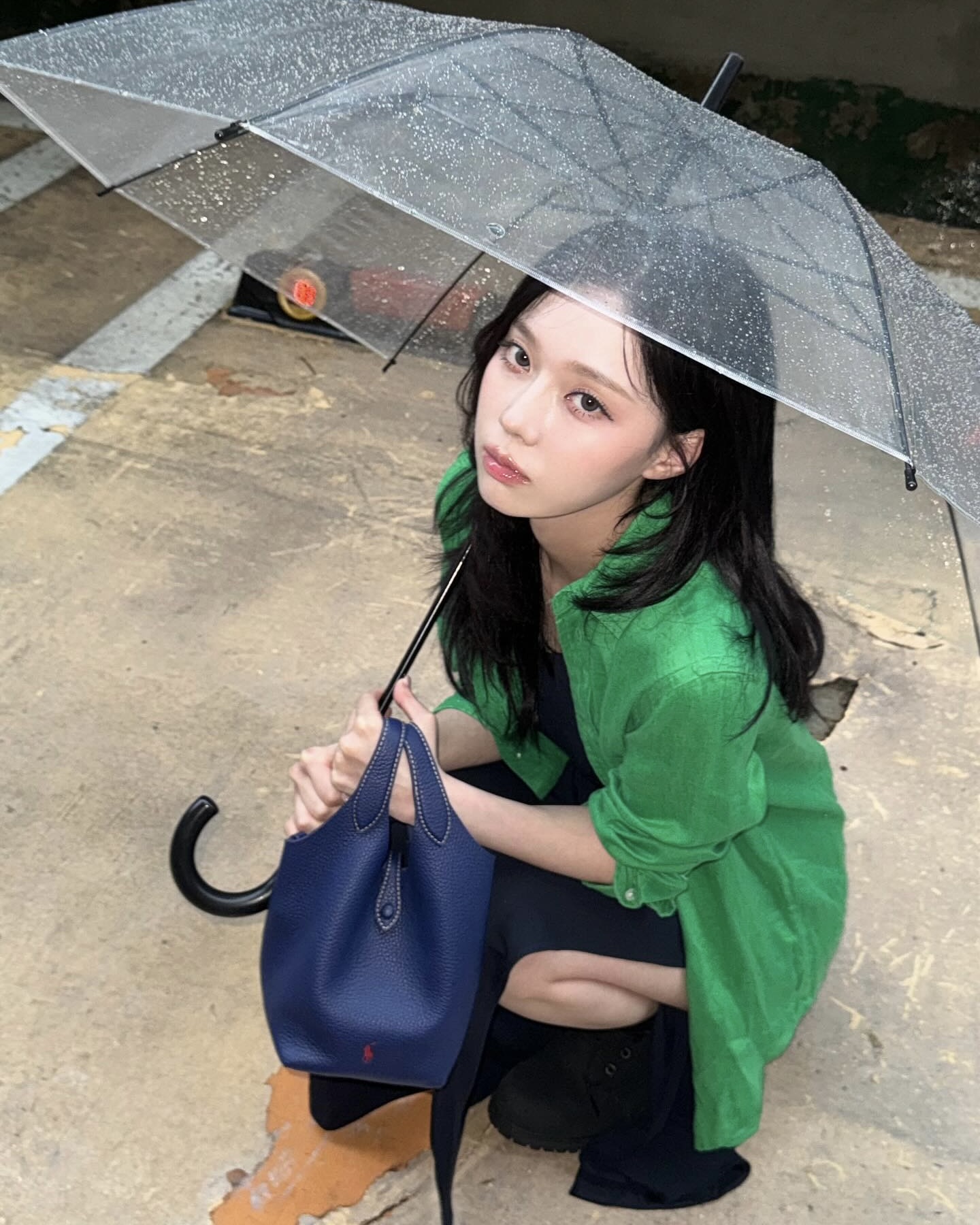 한 벌로 끝내는 스타일링💡
블랙 원피스와 셔츠 조합으로 오피스룩부터 데이트룩까지 👗🖤 이미지