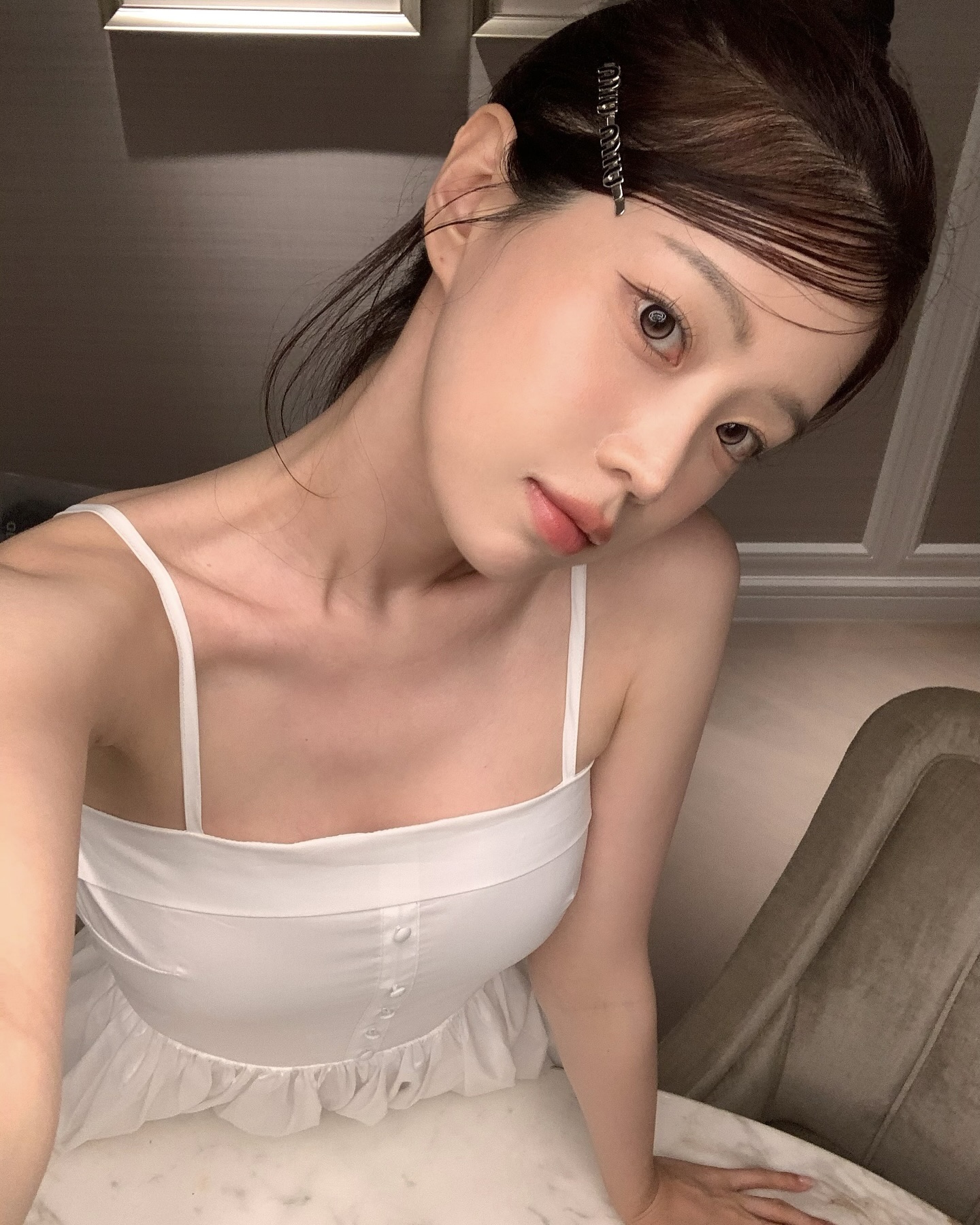 내 눈빛에 빠져들 준비 됐어?💖
데일리도 특별한 날에도 끼기 좋은 렌즈 3가지 추천👀✨

평소에도 편하게 착용할 수 있는 렌즈, 지금 소개해드릴게요.

1. 오렌즈 에버샤인 브라운, 3만 원대
직경 13.8mm 렌즈로, 화사한 톤업 브라운 컬러와 선명한 써클라인이 더해져 또렷하고 러블리한 눈빛을 연출할 수 있는 렌즈입니다.

2. 하파크리스틴 돌리 크리스틴 라벤더, 1만 원대
직경 13.6mm의 빅사이즈 렌즈로, 4가지 톤의 대칭 하이라이트가 더해져 어느 각도에서도 반짝이는 눈빛을 연출할 수 있는 렌즈입니다.

3. 렌블링 샤이링 초코, 2만 원대
직경 13.0mm 렌즈로 자연스러운 크기를 연출하며, 투톤 레이어드 디자인이 더해져 은은하면서도 고급스럽게 빛나 데일리로 부담 없이 착용하기 좋은 렌즈입니다. 이미지7