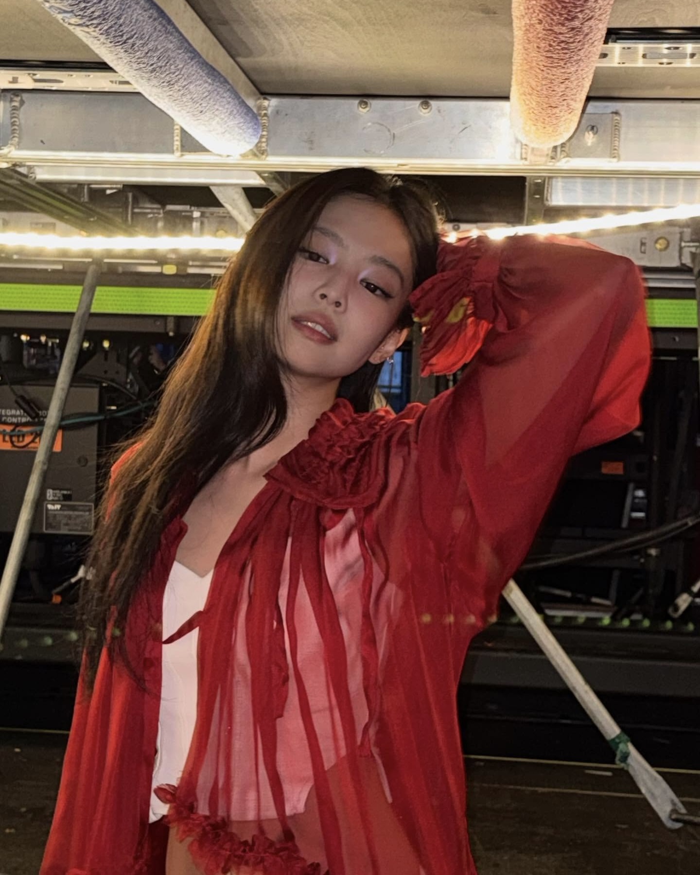 젠득이 블라우스룩 황홀하다...😍 따라 입고 싶어지는 제니의 시스루 로맨틱 블라우스 스타일 3❤️🔥  제니의 3종 블라우스, 무대와 일상에서 특별한 룩을 완성합니다.  1. 디두 AW25 문라이트 블라우스, 76만 원대 제니는 파리 공연에서 디두의 특별 주문제작 시폰 블라우스를 착용했습니다. 깊은 레드 컬러가 조명과 만나 드라마틱하게 빛나며 강렬한 무대 룩을 완성했습니다.  2. 아니예 레코즈 슈미제트 닐데, 105만 원대 바르셀로나 무대에서 착용한 블라우스로, 빅토리안 무드의 만다린 칼라와 러플, 레이스 디테일이 고급스러움을 더합니다. 블랙 숏팬츠와 부츠로 우아한 카리스마를 표현했습니다.  3. 콜리나 스트라다 워터릴리 탑, 49만 원대 빈티지 슬립 드레스에서 영감을 받은 새틴과 레이스 디테일이 특징입니다. 제니는 루즈핏 데님 팬츠와 매치했으며, 편안하면서도 특별한 분위기를 연출했습니다. 이미지