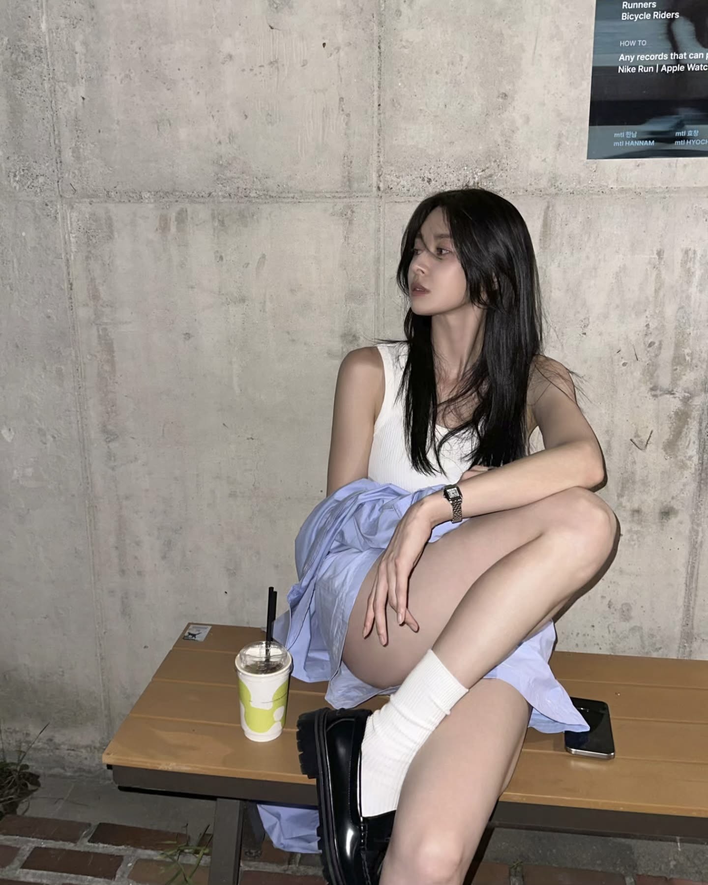 까르띠에 포인트로 시선 사로잡기👀 사각시계 베스트로 심플하고 고급스러운 포인트 완성하자🖤💁🏻‍♀️  셀럽들의 취향이 담긴 까르띠에 시계 3종을 소개합니다.  1. 까르띠에 팬더 드 까르띠에 워치, 700만 원대 권나라가 착용한 시계는 실버 컬러의 브레이슬릿 같은 체인 디자인과 부드러운 라운드 모서리의 직사각형 케이스가 특징입니다. 청량한 느낌의 쇼츠와 잘 어울리며, 여름에 포인트 아이템으로 활용하기 좋습니다.  2. 까르띠에 탱크 루이 까르띠에 워치, 1000만 원대 강민경이 찬 시계는 프렌치 무드의 사각 케이스와 가죽 스트랩이 매끈하게 손목을 감싸는 고급스러운 디자인입니다. 포멀룩부터 캐주얼룩까지 잘 어울리며, 골드 포인트로 인해 럭셔리한 분위기가 연출됩니다.  3. 까르띠에 탱크 아메리칸 워치, 500만 원대 손연재가 착용한 시계는 옆면의 팔각 블루 스피넬 보석 장식과 네이비 가죽 스트랩이 오묘하면서도 고급스러운 느낌을 줍니다. 격식 있는 자리부터 데일리룩까지 활용하기 좋으며, 블랙 스트랩 시계가 있다면 시도해 보기 좋은 아이템입니다. 이미지