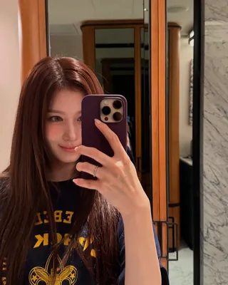 내 눈빛에 빠져들 준비 됐어?💖 데일리도 특별한 날에도 끼기 좋은 렌즈 3가지 추천👀✨ 평소에도 편하게 착용할 수 있는 렌즈, 지금 소개해드릴게요. 1. 오렌즈 에버샤인 브라운, 3만 원대 직경 13.8mm 렌즈로, 화사한 톤업 브라운 컬러와 선명한 써클라인이 더해져 또렷하고 러블리한 눈빛을 연출할 수 있는 렌즈입니다. 2. 하파크리스틴 돌리 크리스틴 라벤더, 1만 원대 직경 13.6mm의 빅사이즈 렌즈로, 4가지 톤의 대칭 하이라이트가 더해져 어느 각도에서도 반짝이는 눈빛을 연출할 수 있는 렌즈입니다. 3. 렌블링 샤이링 초코, 2만 원대 직경 13.0mm 렌즈로 자연스러운 크기를 연출하며, 투톤 레이어드 디자인이 더해져 은은하면서도 고급스럽게 빛나 데일리로 부담 없이 착용하기 좋은 렌즈입니다. 이미지