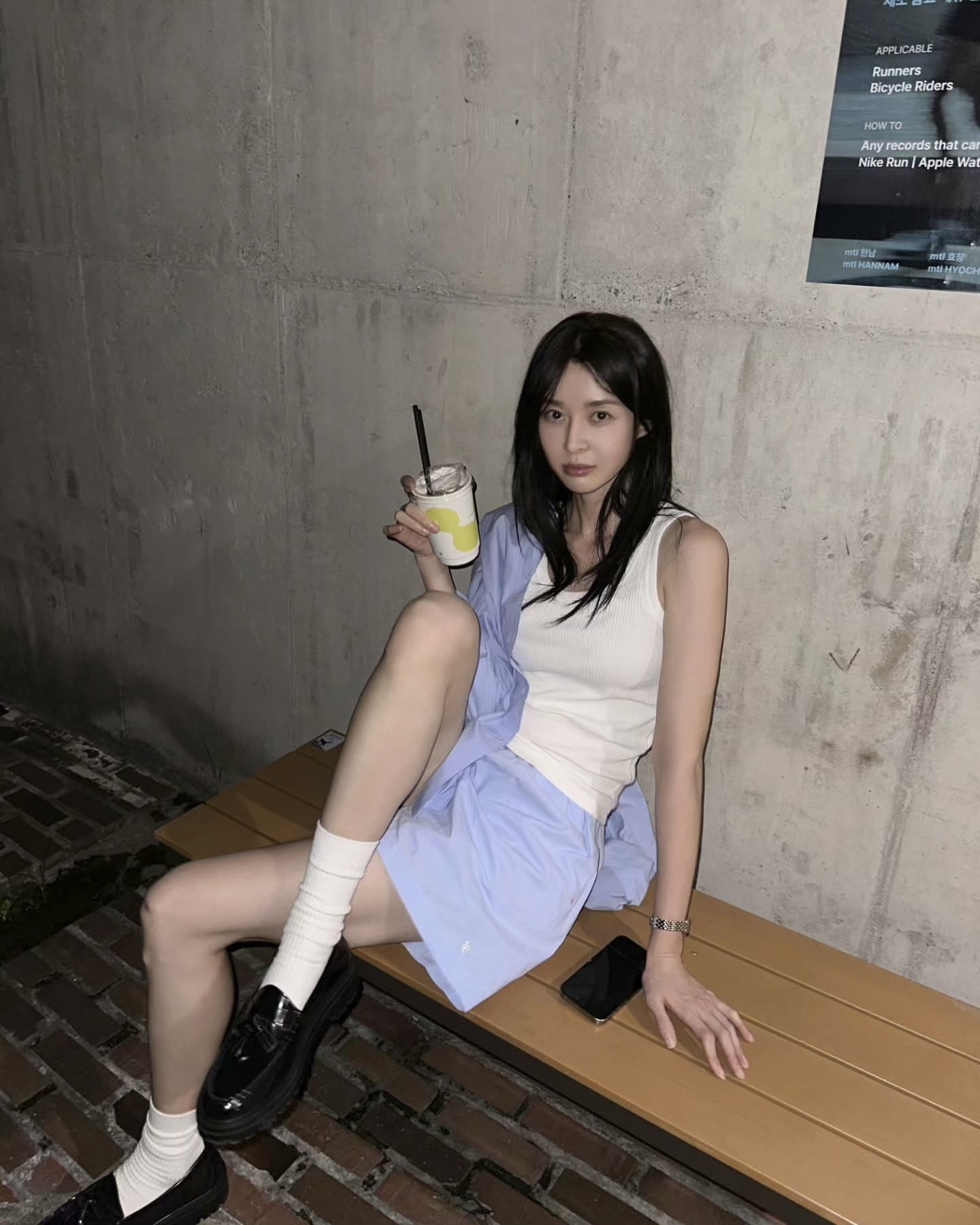까르띠에 포인트로 시선 사로잡기👀
사각시계 베스트로 심플하고 고급스러운 포인트 완성하자🖤💁🏻‍♀️

셀럽들의 취향이 담긴 까르띠에 시계 3종을 소개합니다.

1. 까르띠에 팬더 드 까르띠에 워치, 700만 원대
권나라가 착용한 시계는 실버 컬러의 브레이슬릿 같은 체인 디자인과 부드러운 라운드 모서리의 직사각형 케이스가 특징입니다. 청량한 느낌의 쇼츠와 잘 어울리며, 여름에 포인트 아이템으로 활용하기 좋습니다.

2. 까르띠에 탱크 루이 까르띠에 워치, 1000만 원대
강민경이 찬 시계는 프렌치 무드의 사각 케이스와 가죽 스트랩이 매끈하게 손목을 감싸는 고급스러운 디자인입니다. 포멀룩부터 캐주얼룩까지 잘 어울리며, 골드 포인트로 인해 럭셔리한 분위기가 연출됩니다.

3. 까르띠에 탱크 아메리칸 워치, 500만 원대
손연재가 착용한 시계는 옆면의 팔각 블루 스피넬 보석 장식과 네이비 가죽 스트랩이 오묘하면서도 고급스러운 느낌을 줍니다. 격식 있는 자리부터 데일리룩까지 활용하기 좋으며, 블랙 스트랩 시계가 있다면 시도해 보기 좋은 아이템입니다. 이미지2
