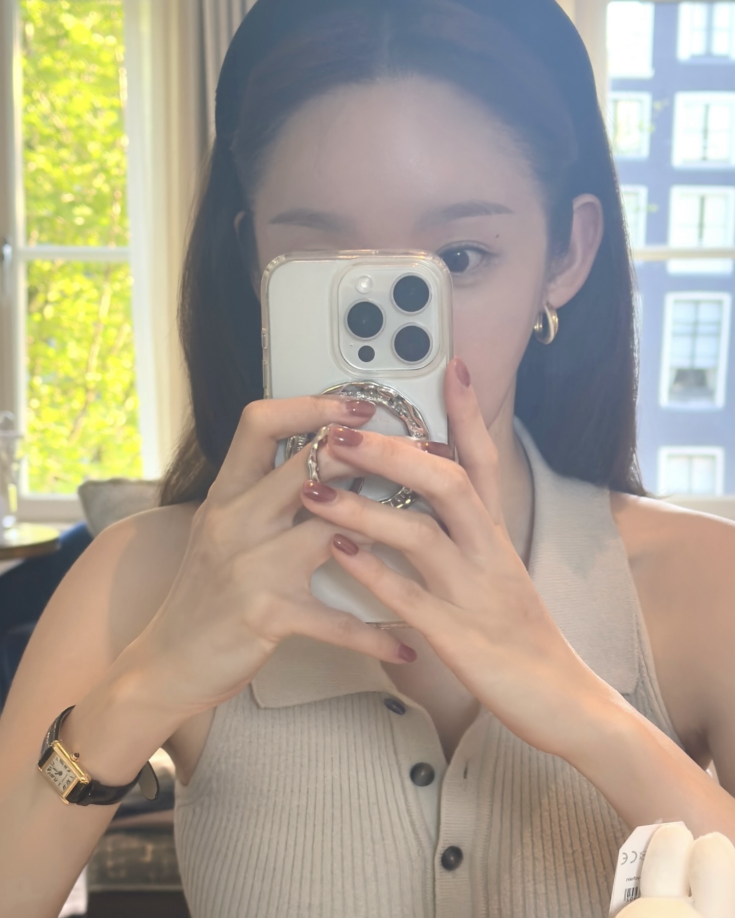 까르띠에 포인트로 시선 사로잡기👀
사각시계 베스트로 심플하고 고급스러운 포인트 완성하자🖤💁🏻‍♀️

셀럽들의 취향이 담긴 까르띠에 시계 3종을 소개합니다.

1. 까르띠에 팬더 드 까르띠에 워치, 700만 원대
권나라가 착용한 시계는 실버 컬러의 브레이슬릿 같은 체인 디자인과 부드러운 라운드 모서리의 직사각형 케이스가 특징입니다. 청량한 느낌의 쇼츠와 잘 어울리며, 여름에 포인트 아이템으로 활용하기 좋습니다.

2. 까르띠에 탱크 루이 까르띠에 워치, 1000만 원대
강민경이 찬 시계는 프렌치 무드의 사각 케이스와 가죽 스트랩이 매끈하게 손목을 감싸는 고급스러운 디자인입니다. 포멀룩부터 캐주얼룩까지 잘 어울리며, 골드 포인트로 인해 럭셔리한 분위기가 연출됩니다.

3. 까르띠에 탱크 아메리칸 워치, 500만 원대
손연재가 착용한 시계는 옆면의 팔각 블루 스피넬 보석 장식과 네이비 가죽 스트랩이 오묘하면서도 고급스러운 느낌을 줍니다. 격식 있는 자리부터 데일리룩까지 활용하기 좋으며, 블랙 스트랩 시계가 있다면 시도해 보기 좋은 아이템입니다. 이미지4