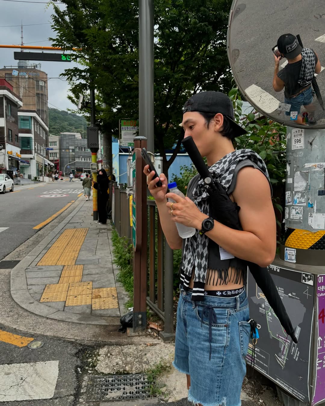 밑단 찢어진 데님쇼츠로 포인트👖 이미지2