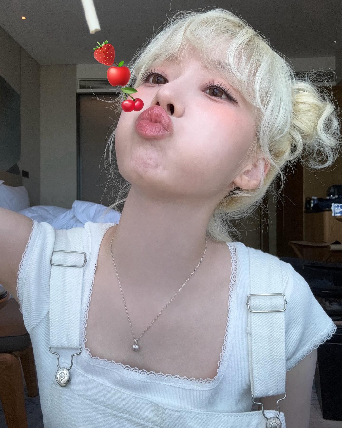 내 눈빛에 빠져들 준비 됐어?💖
데일리도 특별한 날에도 끼기 좋은 렌즈 3가지 추천👀✨

평소에도 편하게 착용할 수 있는 렌즈, 지금 소개해드릴게요.

1. 오렌즈 에버샤인 브라운, 3만 원대
직경 13.8mm 렌즈로, 화사한 톤업 브라운 컬러와 선명한 써클라인이 더해져 또렷하고 러블리한 눈빛을 연출할 수 있는 렌즈입니다.

2. 하파크리스틴 돌리 크리스틴 라벤더, 1만 원대
직경 13.6mm의 빅사이즈 렌즈로, 4가지 톤의 대칭 하이라이트가 더해져 어느 각도에서도 반짝이는 눈빛을 연출할 수 있는 렌즈입니다.

3. 렌블링 샤이링 초코, 2만 원대
직경 13.0mm 렌즈로 자연스러운 크기를 연출하며, 투톤 레이어드 디자인이 더해져 은은하면서도 고급스럽게 빛나 데일리로 부담 없이 착용하기 좋은 렌즈입니다. 이미지4