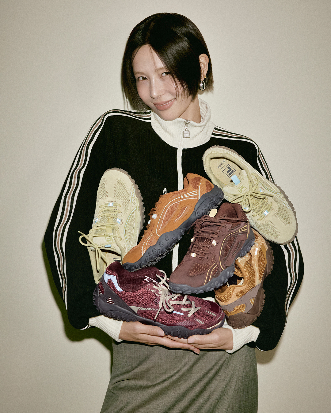 어떤 컨셉 고르지..?!🤎휠라 4인4색
이 조합 뭐에요?!🤝🎨휠라 25년 FW 1911 & 에샤페 #광고

휠라가 탄생한 1911년을 위해 모인 4명의 아이코닉 뮤즈를 공개합니다.

휠라가 탄생한 1911년 그 이후 모든 순간을 함께한다는 의미의 ‘1911&ECHAPPE’ 첫번째 캠페인을 공개했습니다. 25FW 캠페인에서는 시대의 스타일 아이콘 '한소희, 봉태규, 고현정, 김나영'과 함께했습니다.

독보적 존재감의 한소희, 자신만의 개성을 즐기는 봉태규, 세대를 초월해 새로운 흐름을 제시하는 고현정, 감각적인 공감력을 가진 김나영까지, 4인 뮤즈는 휠라의 아이코닉 슈즈 ‘에샤페’와 함께합니다.

캠페인 제품은 '에샤페 & 에샤페V2’ 입니다. 에샤페는 6가지 컬러로, 초코, 카멜, 말차, 모카, 브릭,블랙까지 풍성히 제안합니다.
에샤페 V2는 2가지 컬러로 출시되며 9/4(목) 11시부터 만날 수 있습니다. 이미지