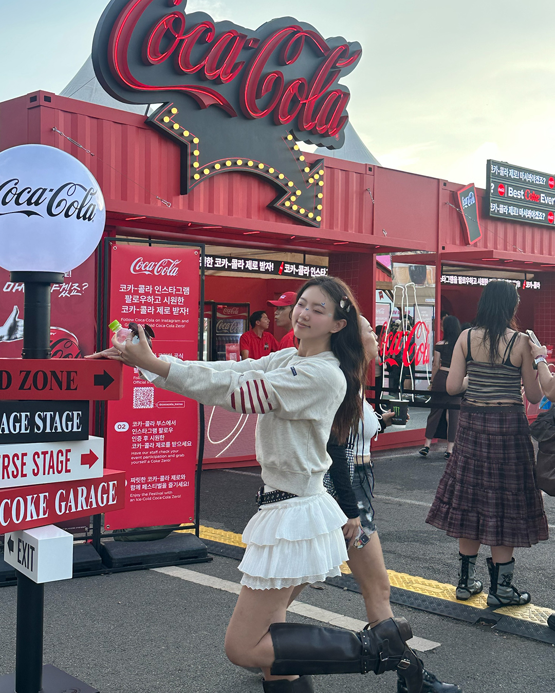 클래식 스트라이프 상징❤️🤍알지?!
세인트제임스 봉봉쁘띠로 만드는🍁가을시즌 프렌치 시크 #광고
프렌치룩의 매력은 은은한 로맨틱함이죠. 봉봉 특유의 내추럴한 핏에 이번 시즌 트렌드인 ‘스트라이프’ 하트 패치를 더했어요. 다양한 컬러의 봉봉쁘띠는 일상에서 손쉽게 프렌치 무드를 완성합니다.
1. 봉봉쁘띠 브라운
브라운은 올 가을 트렌드 컬러 중 하나로, 무심하지만 깊이 있는 분위기를 만듭니다. 데님 팬츠 혹은 크림진와 매치하면 편안한 캐주얼룩을, 러플 스커트와 매치하면 프렌치 클래식을 완성할 수 있습니다.
2. 봉봉쁘띠 오트밀
오트밀 컬러는 부드러운 색감 덕분에 가을 햇살과 잘 어울리는 톤입니다. 데님 팬츠와 로퍼로 매치하면 모던한 프렌치 룩이 되고, 플리츠 스커트와 함께라면 단정하면서도 우아한 분위기를 연출합니다.
3. 봉봉쁘띠 그레이
그레이는 가장 유연한 컬러로, 어떤 아이템과도 자연스럽게 어우러집니다. 베이지 쇼츠와 함께 매치해 미니멀하면서도 경쾌한 무드를 완성, 블랙 백과 슈즈를 더해 시크한 매력을 연출할 수 있습니다. 이미지4