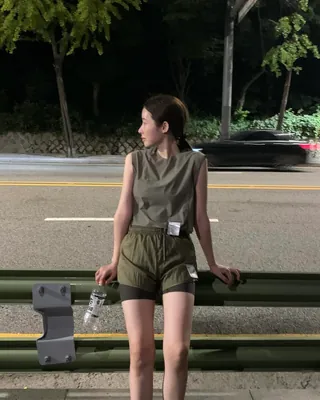 러너들의 최애템 새티스파이💫
그냥 뛰는 게 아니고 ‘멋있게’ 뛰는 법? 새티스파이 입고 런런🏃🏻♀️💨
찐 러너들이 애정하는 새티스파이 브랜드를 소개합니다.
고프코어 열풍과 함께 스포츠가 주목받으면서 러닝 인기가 급상승 했는데요. 그 중심에는 프랑스 러닝웨어 브랜드 새티스파이(Satisfy)가 있습니다. 트레일, 트래킹 등 야외 활동에 특화된 기능성 의류를 선보이며 러너들에게 사랑받고 있습니다.
차정원 룩 속 핵심 아이템은 브랜드 시그니처, 저스티스 코듀라 베스트입니다. 장시간 러닝에 최적화된 디자인으로, 물병을 보관 할 수 있는 실용적인 포켓 디테일이 특징이죠.
함께 매치하기 좋은 테크실크 쇼츠는 실크처럼 부드럽고 가벼운 촉감의 소재로 제작되어 마찰을 최소화 합니다. 안감과 봉제선까지 섬세하게 마감해 편안하게 착용하기 좋고, 깔끔한 디자인 덕분에 데일리 스포츠웨어 룩으로 활용하기 좋습니다. 이미지