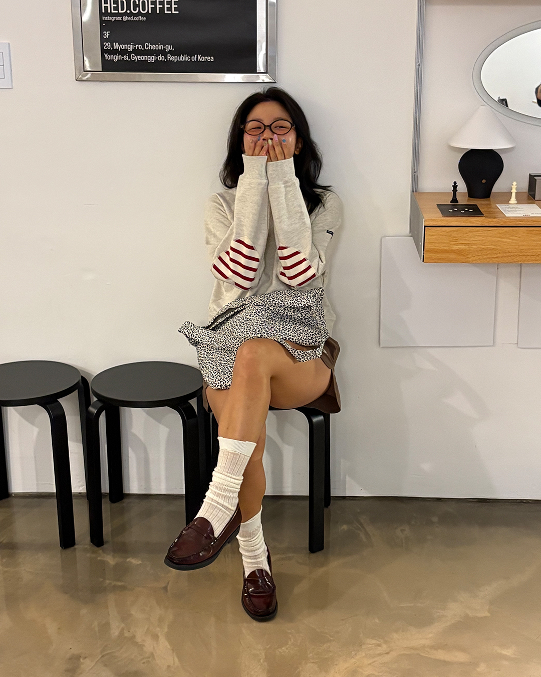 클래식 스트라이프 상징❤️🤍알지?!
세인트제임스 봉봉쁘띠로 만드는🍁가을시즌 프렌치 시크 #광고
프렌치룩의 매력은 은은한 로맨틱함이죠. 봉봉 특유의 내추럴한 핏에 이번 시즌 트렌드인 ‘스트라이프’ 하트 패치를 더했어요. 다양한 컬러의 봉봉쁘띠는 일상에서 손쉽게 프렌치 무드를 완성합니다.
1. 봉봉쁘띠 브라운
브라운은 올 가을 트렌드 컬러 중 하나로, 무심하지만 깊이 있는 분위기를 만듭니다. 데님 팬츠 혹은 크림진와 매치하면 편안한 캐주얼룩을, 러플 스커트와 매치하면 프렌치 클래식을 완성할 수 있습니다.
2. 봉봉쁘띠 오트밀
오트밀 컬러는 부드러운 색감 덕분에 가을 햇살과 잘 어울리는 톤입니다. 데님 팬츠와 로퍼로 매치하면 모던한 프렌치 룩이 되고, 플리츠 스커트와 함께라면 단정하면서도 우아한 분위기를 연출합니다.
3. 봉봉쁘띠 그레이
그레이는 가장 유연한 컬러로, 어떤 아이템과도 자연스럽게 어우러집니다. 베이지 쇼츠와 함께 매치해 미니멀하면서도 경쾌한 무드를 완성, 블랙 백과 슈즈를 더해 시크한 매력을 연출할 수 있습니다. 이미지8