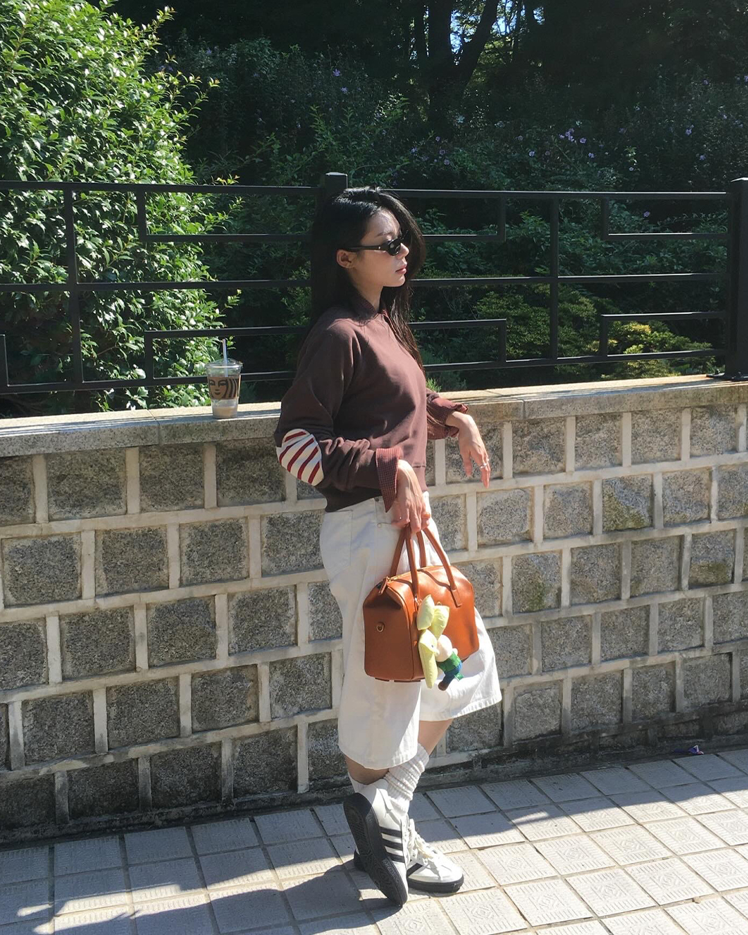 클래식 스트라이프 상징❤️🤍알지?!
세인트제임스 봉봉쁘띠로 만드는🍁가을시즌 프렌치 시크 #광고
프렌치룩의 매력은 은은한 로맨틱함이죠. 봉봉 특유의 내추럴한 핏에 이번 시즌 트렌드인 ‘스트라이프’ 하트 패치를 더했어요. 다양한 컬러의 봉봉쁘띠는 일상에서 손쉽게 프렌치 무드를 완성합니다.
1. 봉봉쁘띠 브라운
브라운은 올 가을 트렌드 컬러 중 하나로, 무심하지만 깊이 있는 분위기를 만듭니다. 데님 팬츠 혹은 크림진와 매치하면 편안한 캐주얼룩을, 러플 스커트와 매치하면 프렌치 클래식을 완성할 수 있습니다.
2. 봉봉쁘띠 오트밀
오트밀 컬러는 부드러운 색감 덕분에 가을 햇살과 잘 어울리는 톤입니다. 데님 팬츠와 로퍼로 매치하면 모던한 프렌치 룩이 되고, 플리츠 스커트와 함께라면 단정하면서도 우아한 분위기를 연출합니다.
3. 봉봉쁘띠 그레이
그레이는 가장 유연한 컬러로, 어떤 아이템과도 자연스럽게 어우러집니다. 베이지 쇼츠와 함께 매치해 미니멀하면서도 경쾌한 무드를 완성, 블랙 백과 슈즈를 더해 시크한 매력을 연출할 수 있습니다. 이미지6