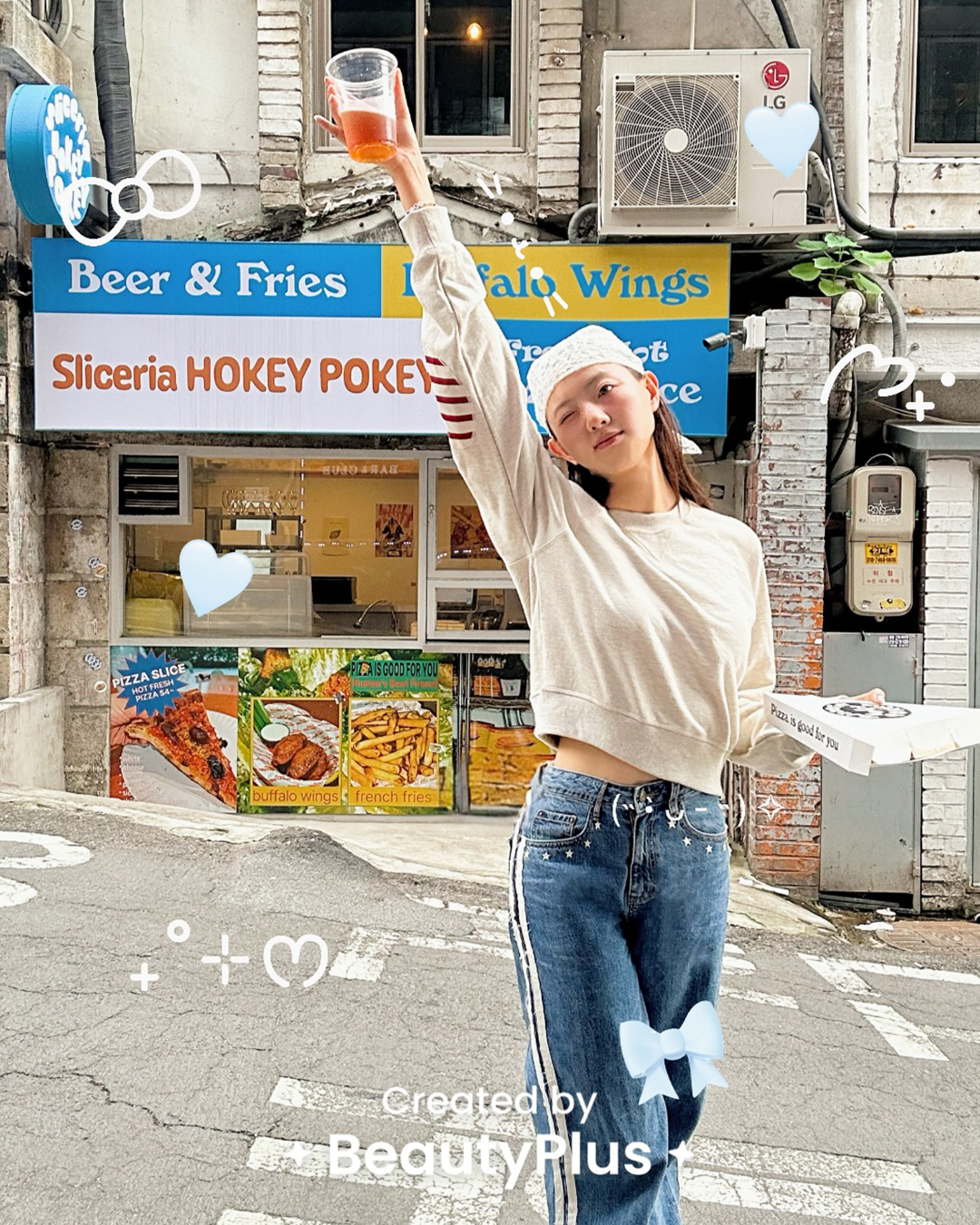 클래식 스트라이프 상징❤️🤍알지?!
세인트제임스 봉봉쁘띠로 만드는🍁가을시즌 프렌치 시크 #광고
프렌치룩의 매력은 은은한 로맨틱함이죠. 봉봉 특유의 내추럴한 핏에 이번 시즌 트렌드인 ‘스트라이프’ 하트 패치를 더했어요. 다양한 컬러의 봉봉쁘띠는 일상에서 손쉽게 프렌치 무드를 완성합니다.
1. 봉봉쁘띠 브라운
브라운은 올 가을 트렌드 컬러 중 하나로, 무심하지만 깊이 있는 분위기를 만듭니다. 데님 팬츠 혹은 크림진와 매치하면 편안한 캐주얼룩을, 러플 스커트와 매치하면 프렌치 클래식을 완성할 수 있습니다.
2. 봉봉쁘띠 오트밀
오트밀 컬러는 부드러운 색감 덕분에 가을 햇살과 잘 어울리는 톤입니다. 데님 팬츠와 로퍼로 매치하면 모던한 프렌치 룩이 되고, 플리츠 스커트와 함께라면 단정하면서도 우아한 분위기를 연출합니다.
3. 봉봉쁘띠 그레이
그레이는 가장 유연한 컬러로, 어떤 아이템과도 자연스럽게 어우러집니다. 베이지 쇼츠와 함께 매치해 미니멀하면서도 경쾌한 무드를 완성, 블랙 백과 슈즈를 더해 시크한 매력을 연출할 수 있습니다. 이미지10
