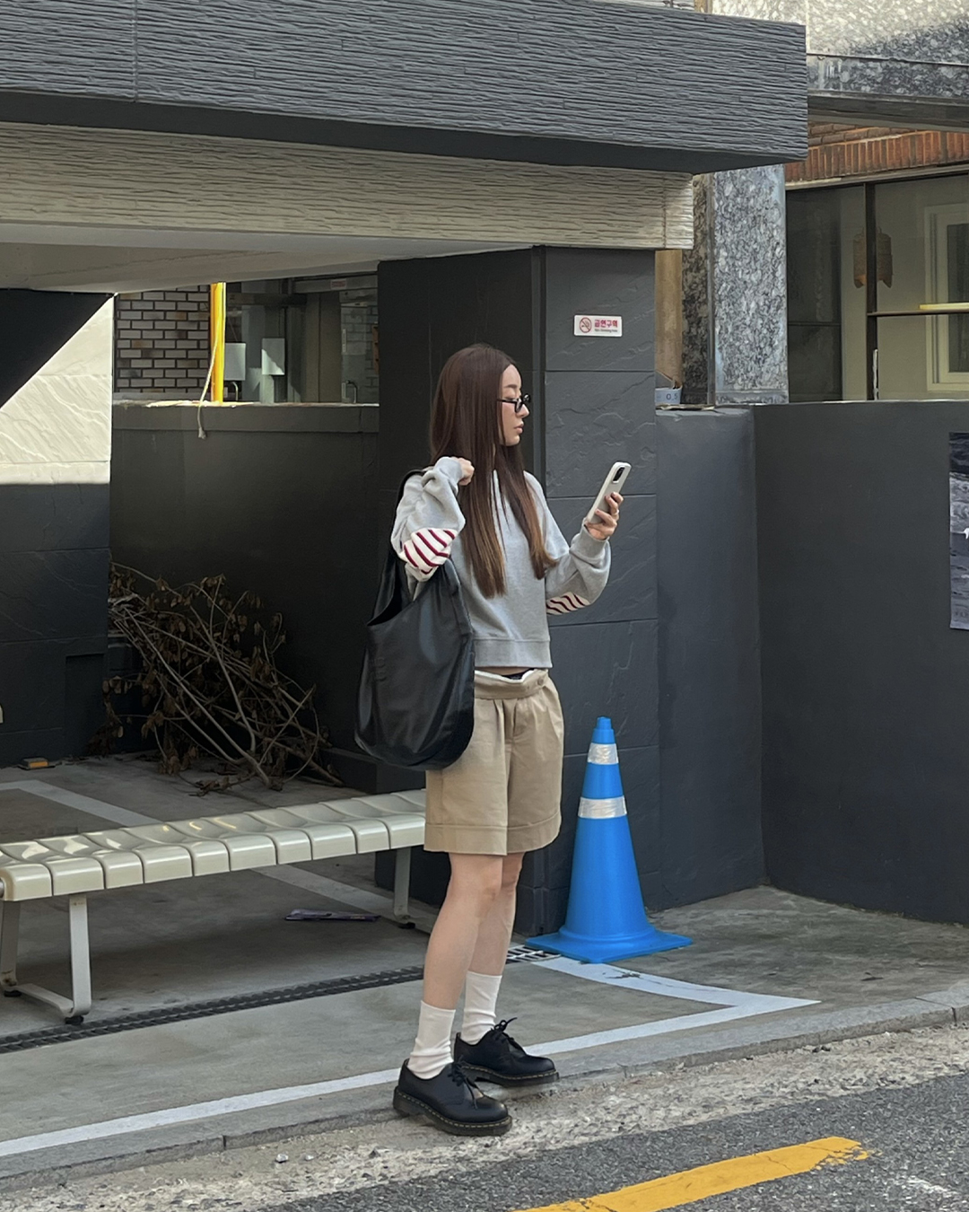 클래식 스트라이프 상징❤️🤍알지?!
세인트제임스 봉봉쁘띠로 만드는🍁가을시즌 프렌치 시크 #광고
프렌치룩의 매력은 은은한 로맨틱함이죠. 봉봉 특유의 내추럴한 핏에 이번 시즌 트렌드인 ‘스트라이프’ 하트 패치를 더했어요. 다양한 컬러의 봉봉쁘띠는 일상에서 손쉽게 프렌치 무드를 완성합니다.
1. 봉봉쁘띠 브라운
브라운은 올 가을 트렌드 컬러 중 하나로, 무심하지만 깊이 있는 분위기를 만듭니다. 데님 팬츠 혹은 크림진와 매치하면 편안한 캐주얼룩을, 러플 스커트와 매치하면 프렌치 클래식을 완성할 수 있습니다.
2. 봉봉쁘띠 오트밀
오트밀 컬러는 부드러운 색감 덕분에 가을 햇살과 잘 어울리는 톤입니다. 데님 팬츠와 로퍼로 매치하면 모던한 프렌치 룩이 되고, 플리츠 스커트와 함께라면 단정하면서도 우아한 분위기를 연출합니다.
3. 봉봉쁘띠 그레이
그레이는 가장 유연한 컬러로, 어떤 아이템과도 자연스럽게 어우러집니다. 베이지 쇼츠와 함께 매치해 미니멀하면서도 경쾌한 무드를 완성, 블랙 백과 슈즈를 더해 시크한 매력을 연출할 수 있습니다. 이미지5
