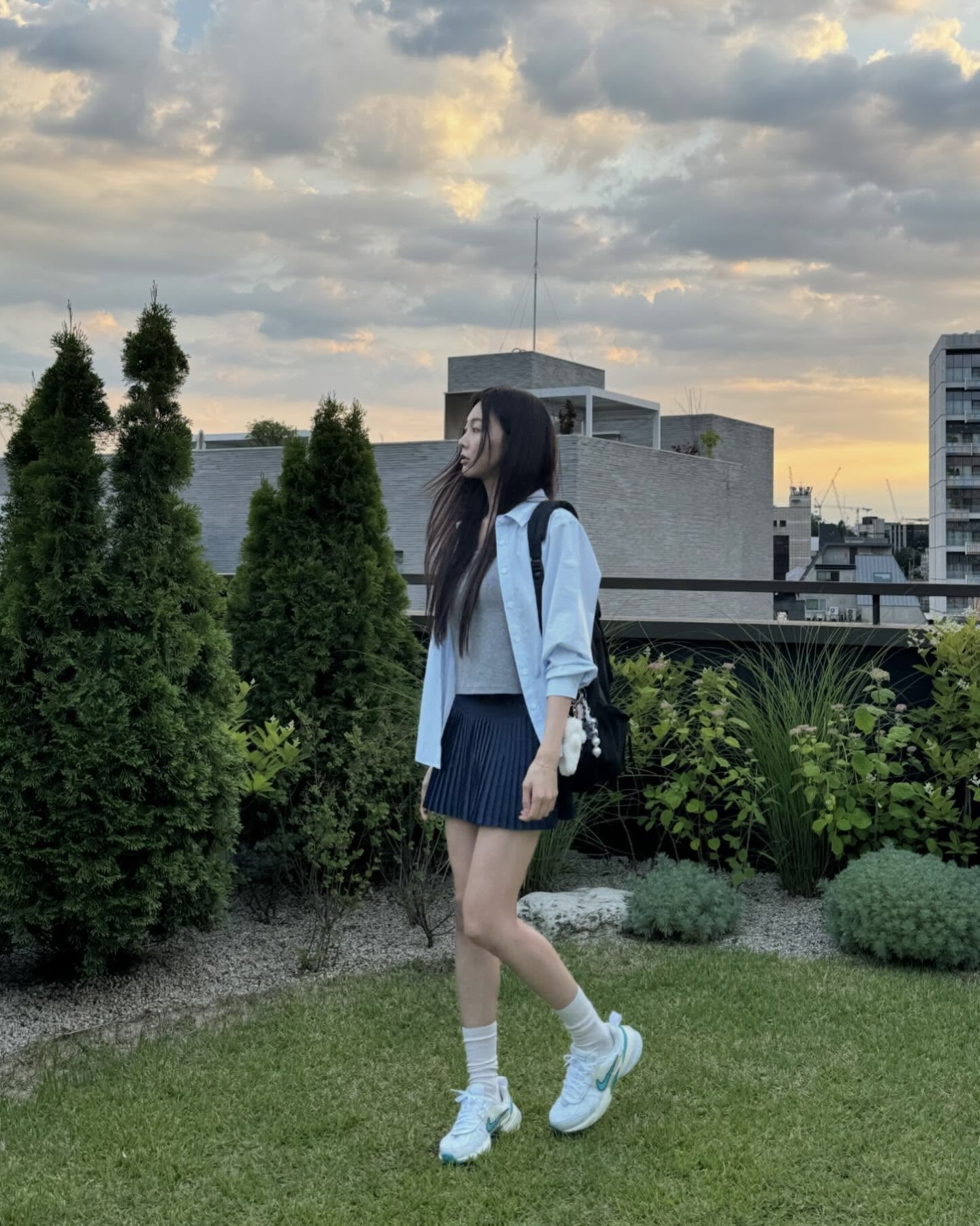 민소매와 셔츠, 지금 입기 최적기💫
민소매 단독이 부담된다면? 셔츠 레이어드로 데일리룩 완벽💯😉 이미지