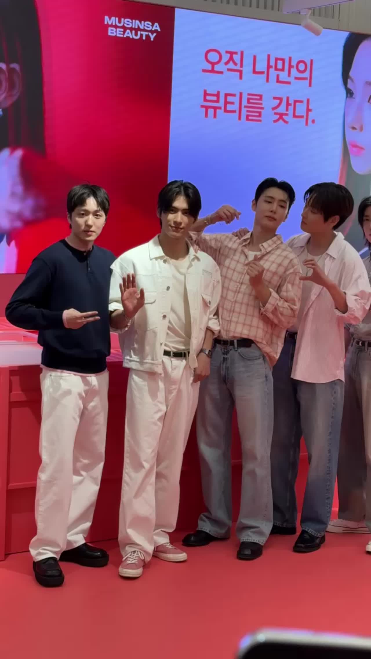 무뷰페 2025 SF9 등장🖤
오늘은 그냥 잘생긴 얼굴 감상하고 가실게요✨ 이미지