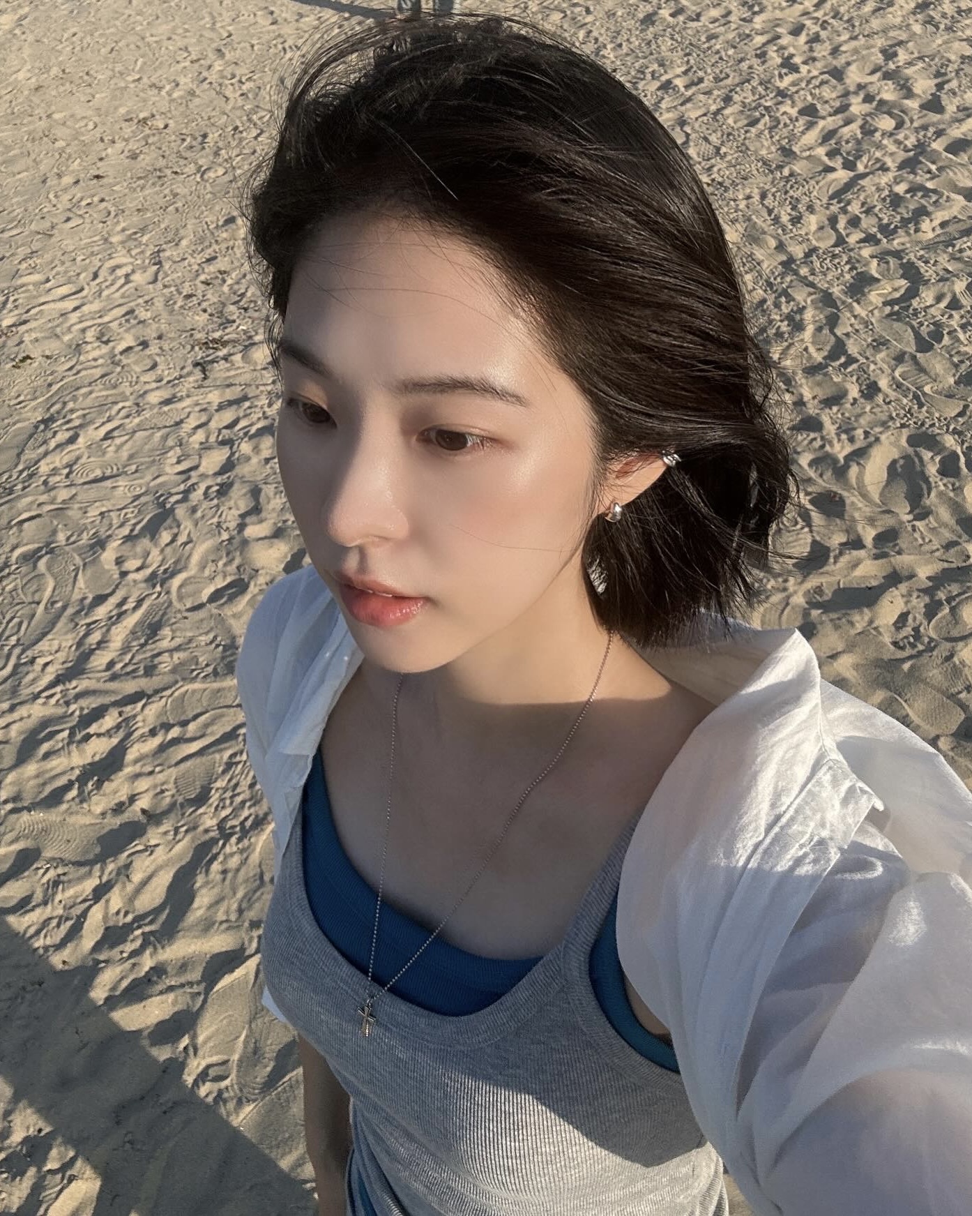 민소매와 셔츠, 지금 입기 최적기💫 민소매 단독이 부담된다면? 셔츠 레이어드로 데일리룩 완벽💯😉 이미지