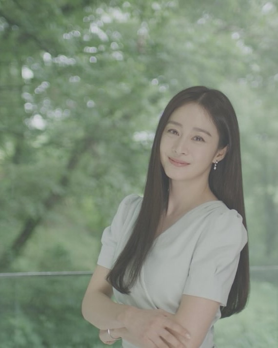 스타일링의 비밀은 귀에 있다👂🏻
여배우들이 선택한 이어링 3종, 어떤 스타일이 취향이세요?✨💁🏻‍♀️

각기 다른 매력을 지닌 귀걸이 3가지를 소개합니다.

1. 샤넬 넘버 5 변형 가능한 비대칭 이어링, 2000만 원대
김태희가 착용한 귀걸이는 18K 화이트 골드와 다이아몬드로 이루어진 비대칭 이어링은 샤넬의 상징적인 숫자 5를 모티브로 한 디자인이 특징입니다. 김태희는 블라우스와 매치해 우아하면서도 세련된 분위기를 연출했습니다.

2. 스와로브스키 매트릭스 후프 이어링, 20만 원대
김고은이 즐겨 착용하는 이 귀걸이는 링 형태에 크리스탈이 촘촘히 이루어져 은은한 빛을 발합니다. 김고은은 무지티랑 매치해 캐주얼한 룩에 고급스러움을 더했습니다.

3. 티파니 하드웨어, 2000만 원대
고현정이 착용한 귀걸이는 18K 옐로우 골드 소재에 파베 다이아몬드로 이루어진 U자형으로 떨어지는 볼드한 체인 링크 디자인입니다. 브라운 계열의 셋업에 매치해 한층 세련되고 화려한 무드를 완성했습니다. 이미지2