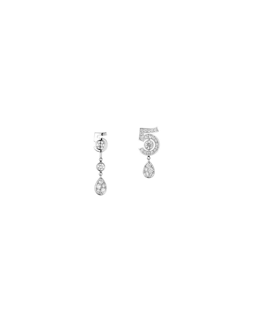 스타일링의 비밀은 귀에 있다👂🏻
여배우들이 선택한 이어링 3종, 어떤 스타일이 취향이세요?✨💁🏻‍♀️

각기 다른 매력을 지닌 귀걸이 3가지를 소개합니다.

1. 샤넬 넘버 5 변형 가능한 비대칭 이어링, 2000만 원대
김태희가 착용한 귀걸이는 18K 화이트 골드와 다이아몬드로 이루어진 비대칭 이어링은 샤넬의 상징적인 숫자 5를 모티브로 한 디자인이 특징입니다. 김태희는 블라우스와 매치해 우아하면서도 세련된 분위기를 연출했습니다.

2. 스와로브스키 매트릭스 후프 이어링, 20만 원대
김고은이 즐겨 착용하는 이 귀걸이는 링 형태에 크리스탈이 촘촘히 이루어져 은은한 빛을 발합니다. 김고은은 무지티랑 매치해 캐주얼한 룩에 고급스러움을 더했습니다.

3. 티파니 하드웨어, 2000만 원대
고현정이 착용한 귀걸이는 18K 옐로우 골드 소재에 파베 다이아몬드로 이루어진 U자형으로 떨어지는 볼드한 체인 링크 디자인입니다. 브라운 계열의 셋업에 매치해 한층 세련되고 화려한 무드를 완성했습니다. 이미지3