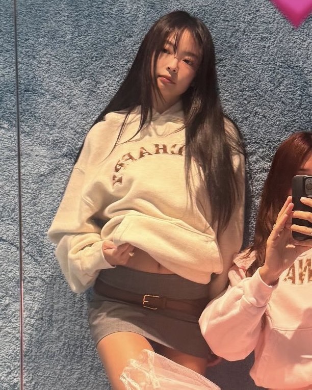 나만 알고 싶은?!🔒제니 비밀템 후드티 하나 입었을 뿐인데, 이렇게 사랑스럽네?🤭🩷 매드해피  제니가 선택한 매드해피 후드는 파스텔 톤과 루즈한 실루엣이 주는 편안함에 프라다 스커트를 매치해 꾸안꾸와 하이엔드가 공존하는 감각적 룩을 완성했습니다. 매드해피는 2017년 LA에서 출발한 브랜드로, 낙관과 정신 건강을 기조로 긍정의 메시지를 담아내며 패션을 통해 새로운 라이프스타일을 제안합니다.  대표 아이템 ‘클래식 플리스 후디’는 헤비웨이트 코튼과 릴랙스 핏, 핸드 스티치 디테일이 특징으로 시그니처 아이템입니다. 이미지