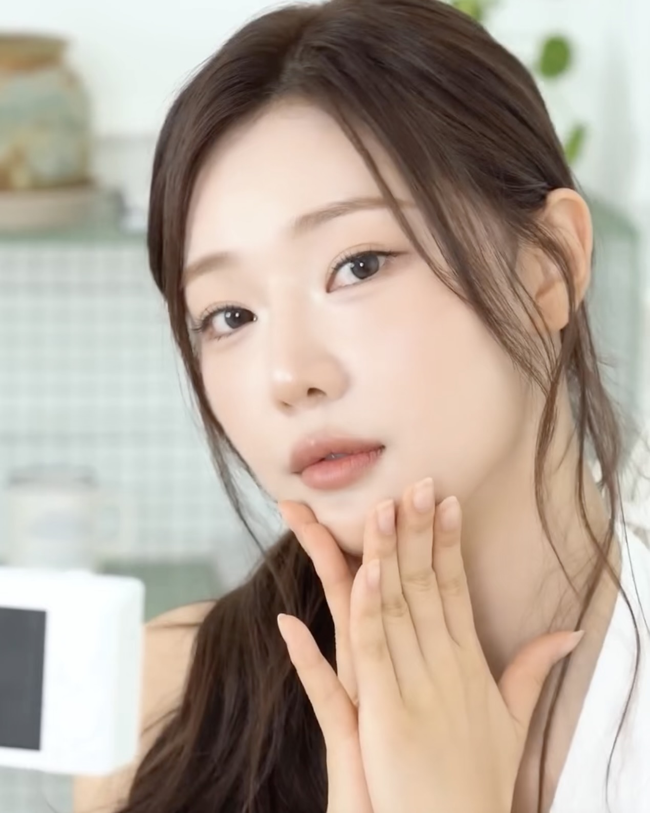 상황별 골라 쓰는 렌즈 추천🔍
취향 저격 렌즈 여기 모였어🙋🏻‍♀️❣️어떤 렌즈로 분위기 바꿔볼까?

이시안이 직접 써본 렌즈 솔직 후기 참고해보세요.

1. 젬아워 헤카테 그레이, 2만 원대
직경 13.1mm 원 데이 렌즈로 투톤 패턴이지만 자연스러운 발색을 보여주며, 그레이 컬러지만 푸른 기가 거의 없는 웜 그레이 톤이라 웜톤도 부담스럽지 않게 착용하기 좋죠. 이시안이 오늘 끼고 싶은 렌즈가 없을 때 무조건 찾는 필수템입니다.

2. 하파 크리스틴 원앤온리 크리스틴 브라운, 1만 원대
직경 13.0mm 원 데이 렌즈로 화려한 그래픽이 더해졌지만 착용하면 자연스럽고 또렷한 눈매를 완성합니다. 컬러감 역시 밝지 않아 데일리로 활용하기 좋은 렌즈입니다. 이시안이 인형 같은 눈빛을 원할 때 끼는 렌즈이기도 합니다. 

3. 오렌즈 글로이 내츄럴 모카 브라운 , 2만 원대
이시안의 최애 브라운 렌즈 글로이 내츄럴은 직경 13.0mm 원 데이 제품으로, 패턴이 부드럽게 퍼지면서 눈빛이 입체적으로 살아납니다. 은은한 하이라이트가 더해져 세련된 인상을 주어, 직장인 분들도 착용하기 좋은 렌즈입니다.

4. 마이피픈 비비안웨스트우드 라운 그란데 애쉬, 3만 원대
이시안이 워터밤 때 낀 렌즈는 직경 13.5mm 한 달 제품으로, 페스티벌에 잘 어울리는 확실한 존재감이 특징인 제품이죠. 그레이 컬러에 블루 빛이 감돌아 애쉬 톤 특유의 영롱한 느낌을 주며 투톤 하이라이트가 픽싱 된 덕분에 눈매가 또렷해집니다. 이미지