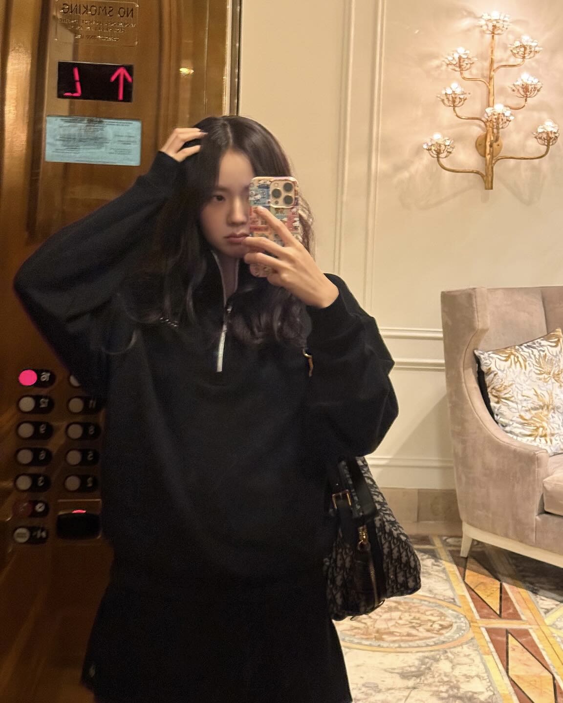 알로 옷이 이렇게 이뻤어?🫢
핫한 언니들 잇템 알로, 운동복 말고 데일리룩까지 알고 가자🔥🔍
가을 데일리룩에도 활용 가능한 알로 제품을 모았어요.
대중적인 브랜드가 된 알로, 일상에서도 활용 가능한 의류와 패션 소품도 관심 받고 있는데요. 지수가 착용한 아콜레이드 집업 풀오버는 19만 원대 스웻셔츠로, 지퍼 디테일과 로고 플레이가 특징입니다. 캐주얼한 무드로 다양한 코디에 활용하기 좋습니다.
바람막이도 빠질 수 없는데요. 손나은이 입은 클럽하우스 재킷은 19만 원대로, 크롭 기장의 가볍게 입기 좋은 제품입니다. 스트릿 감성과 스포츠 무드를 동시에 살려주며, 바이커 쇼츠와 매치해 시크한 애티브웨어 룩을 완성할 수 있습니다.
마무리로 양말까지 더해주면 어떨까요? 모델 윤이재가 신은 하프 크루 스로우백 삭스는 4만 원대로, 흰색 스트라이프와 로고 디테일이 특징입니다. 짧은 하의와 매치하면 자연스럽게 포인트 되어줍니다. 이미지2