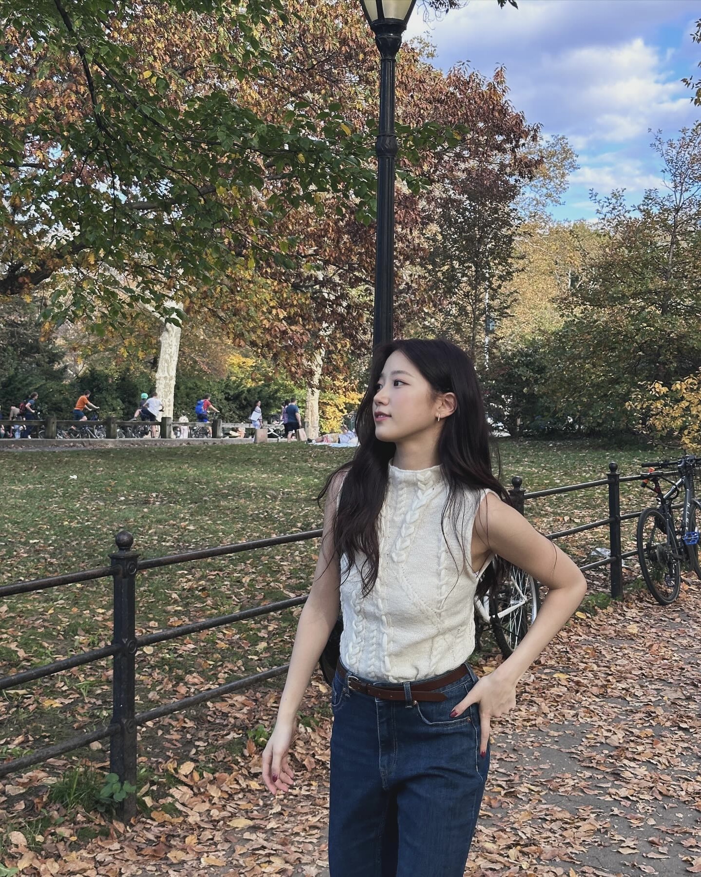 이제 가을 느낌 내볼까?🍂
청바지와 니트 톱으로 출근룩까지 완벽하게 매치해 보세요💁🏻‍♀️🤎 이미지3