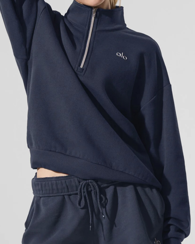 알로 옷이 이렇게 이뻤어?🫢
핫한 언니들 잇템 알로, 운동복 말고 데일리룩까지 알고 가자🔥🔍

가을 데일리룩에도 활용 가능한 알로 제품을 모았어요.

대중적인 브랜드가 된 알로, 일상에서도 활용 가능한 의류와 패션 소품도 관심 받고 있는데요. 지수가 착용한 아콜레이드 집업 풀오버는 19만 원대 스웻셔츠로,  지퍼 디테일과 로고 플레이가 특징입니다. 캐주얼한 무드로 다양한 코디에 활용하기 좋습니다.

바람막이도 빠질 수 없는데요. 손나은이 입은 클럽하우스 재킷은 19만 원대로, 크롭 기장의 가볍게 입기 좋은 제품입니다. 스트릿 감성과 스포츠 무드를 동시에 살려주며, 바이커 쇼츠와 매치해 시크한 애티브웨어 룩을 완성할 수 있습니다.

마무리로 양말까지 더해주면 어떨까요? 모델 윤이재가 신은 하프 크루 스로우백 삭스는 4만 원대로, 흰색 스트라이프와 로고 디테일이 특징입니다. 짧은 하의와 매치하면 자연스럽게 포인트 되어줍니다. 이미지