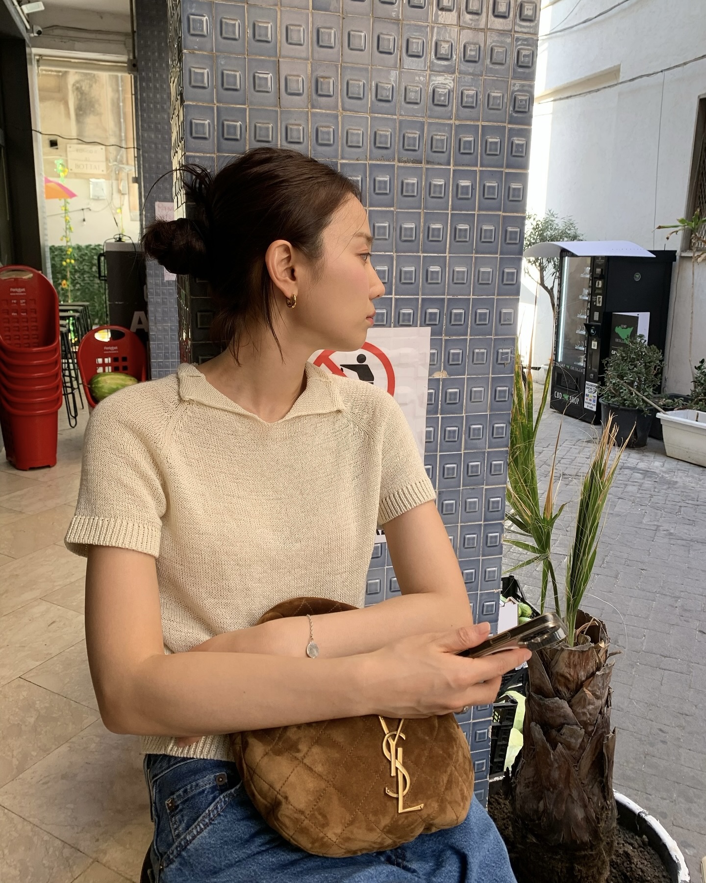 이제 가을 느낌 내볼까?🍂 청바지와 니트 톱으로 출근룩까지 완벽하게 매치해 보세요💁🏻‍♀️🤎 이미지