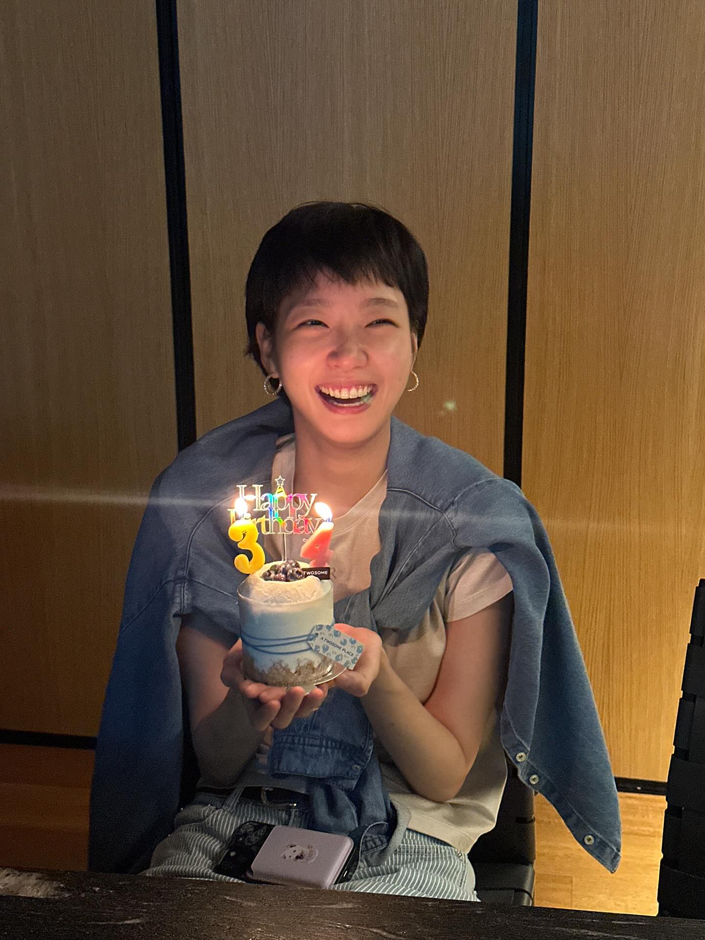 스타일링의 비밀은 귀에 있다👂🏻
여배우들이 선택한 이어링 3종, 어떤 스타일이 취향이세요?✨💁🏻‍♀️

각기 다른 매력을 지닌 귀걸이 3가지를 소개합니다.

1. 샤넬 넘버 5 변형 가능한 비대칭 이어링, 2000만 원대
김태희가 착용한 귀걸이는 18K 화이트 골드와 다이아몬드로 이루어진 비대칭 이어링은 샤넬의 상징적인 숫자 5를 모티브로 한 디자인이 특징입니다. 김태희는 블라우스와 매치해 우아하면서도 세련된 분위기를 연출했습니다.

2. 스와로브스키 매트릭스 후프 이어링, 20만 원대
김고은이 즐겨 착용하는 이 귀걸이는 링 형태에 크리스탈이 촘촘히 이루어져 은은한 빛을 발합니다. 김고은은 무지티랑 매치해 캐주얼한 룩에 고급스러움을 더했습니다.

3. 티파니 하드웨어, 2000만 원대
고현정이 착용한 귀걸이는 18K 옐로우 골드 소재에 파베 다이아몬드로 이루어진 U자형으로 떨어지는 볼드한 체인 링크 디자인입니다. 브라운 계열의 셋업에 매치해 한층 세련되고 화려한 무드를 완성했습니다. 이미지4