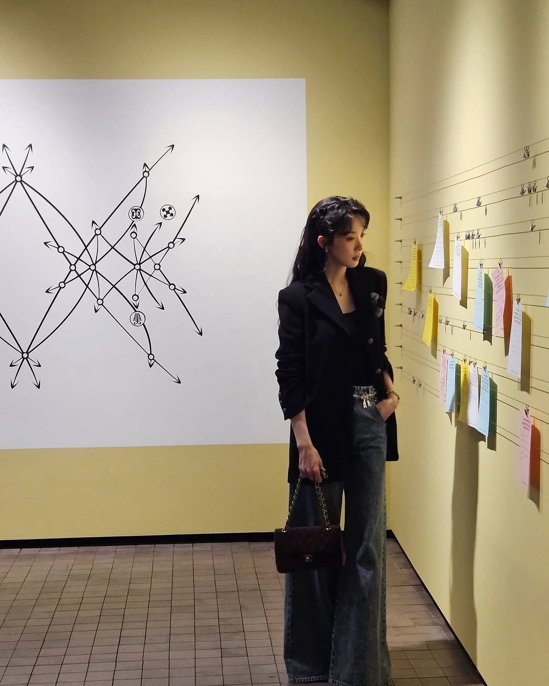 블랙자켓 장인 청아언니🖤💛예뻐
시크한 가을 자켓 코디에 참고하면 좋을 3가지 가방🍁저장하세요
빠질수 없는 가을 필수룩 블랙 자켓, 가방 코디로 포인트하세요. 
1. 샤넬 클래식 스몰 플랩 백
다크 브라운 컬러 샤넬 클래식 스몰 플랩 백은 작지만 단정한 사이즈로 블랙 자켓과 데님 조합에 포인트입니다. 벨벳 텍스처가 주는 깊이감이 룩에 따뜻함을 더했고, 골드 메탈이 우아함을 완성합니다. 
2. 돌체 앤 가바나 마이 시실리 백
마이 시실리 플롱게 카프스킨 백은 중간 크기의 백으로, 여유로운 수납력과 단단한 실루엣이 특징입니다. 블랙 자켓에 라이트 블루 데님을 매치한 룩에, 골드 하드웨어가 클래식한 조형미를 살려냈습니다.
3. 생로랑 베아백
넉넉한 사이즈의 생로랑 베아백은 블랙 자켓과 데님에 자연스럽게 어울리며 실용적인 매력을 드러냈습니다. 유연한 디어스킨이 부드럽게 흐르듯 어깨에 걸쳐져 캐주얼한 감각까지 보여줍니다. 이미지4