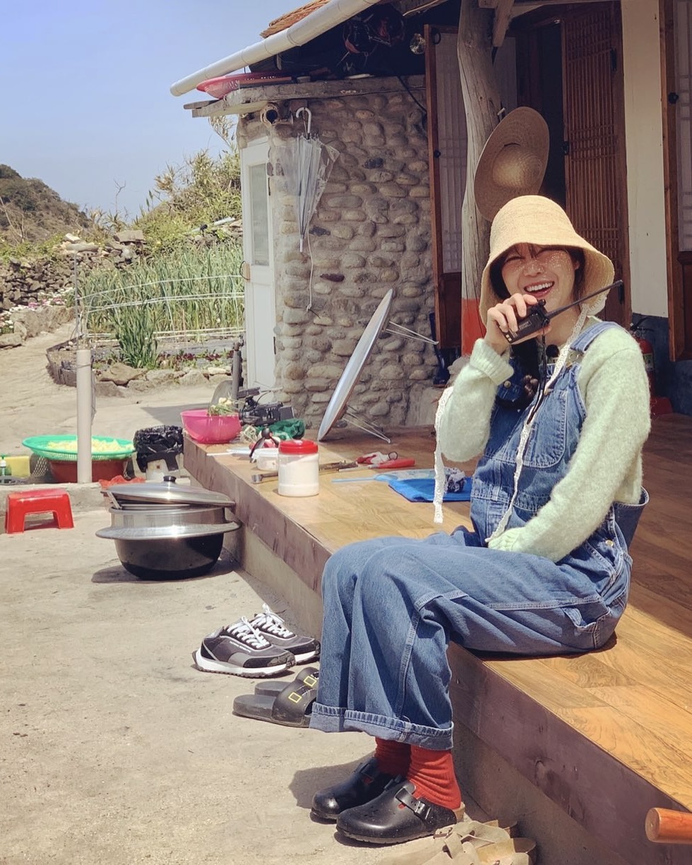 가을 냄새나면 버켄스탁 꺼내자🍂
어떤 룩에도 자연스럽게 스며드는 슈즈🧚🏻🔍버켄스탁 준비하자

이번 가을, 다시 꺼내 신고 싶은 버켄스탁 신발을 만나보세요.

가을이 되면 생각나는 버켄스탁은 트렌드를 타지 않는 클래식한 독일 브랜드로, 단순한 실용성을 넘어 미니멀한 디자인과 꾸안꾸 스타일의 필수템으로 자리 잡았습니다.

최윤지가 신은 보스턴 오일드 하바나는 빈티지 질감과 동글한 앞코가 특징으로, 사랑스러운 무드를 연출하죠. 보스턴 클로그를 신은 공효진은 스웨이드 안감으로 편안하게 착용할 수 있으며, 니트와 데님과 매치해 캐주얼한 룩을 완성했습니다.

장희령이 착용한 버켄스탁 런던은 클래식한 보스턴을 변형한 로우 슈즈 실루엣으로, 포근한 니트와 조거 팬츠에 매치하면 빈티지한 아메카지 감성의 꾸안꾸룩을 완성할 수 있습니다. 이미지4