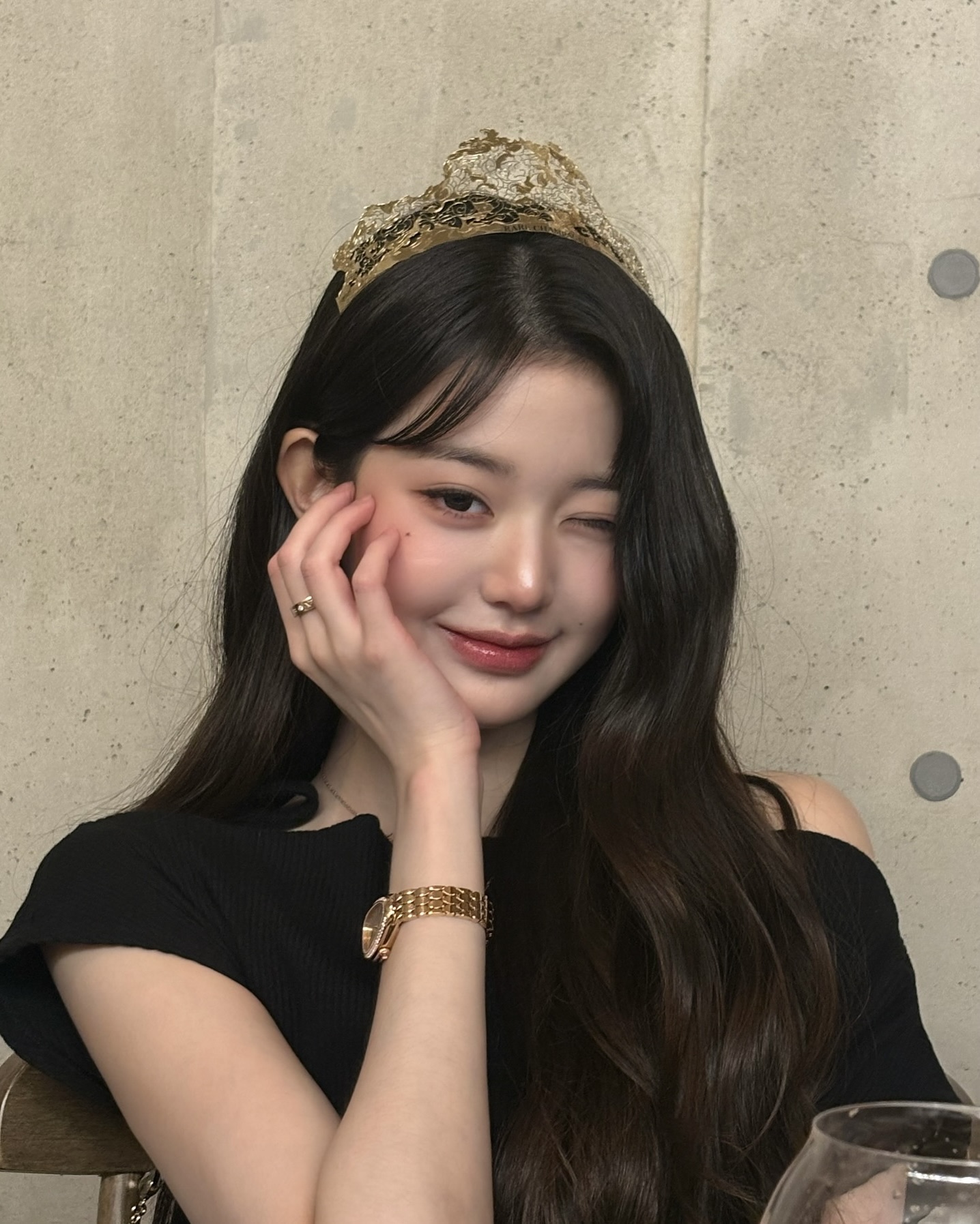 워뇨가 차서 더 예뻐보여💎
불가리까지 빛내버리는 장원영, 인간 보석 그 자체🤍✨

불가리 워치는 아이코닉한 상징과 주얼리 감각으로, 스타일과 럭셔리를 동시에 완성하는 타임피스입니다.

장원영이 착용한 불가리 불가리 워치는 18k 로즈 골드 케이스와 블루 마블 다이얼로 완성된 시계입니다. 파스텔 톤의 라이트 블루 스트랩이 포인트로, 연핑크 실크 홀터넥과 매치해 청초하면서도 사랑스러운 무드를 연출했습니다.

두 번째는 세르펜티 세두토리 스틸 워치입니다. 스테인리스 케이스와 화이트 실버 다이얼, 뱀 비늘 브레이슬릿이 포인트를 더했는데요. 장원영은 화이트 민소매와 볼드한 액세서리를 매치해 우아한 분위기를 완성했습니다.

마지막으로 장원영의 애착 시계인 세르펜티 세두토리 로즈 골드 워치입니다. 다이아몬드 베젤과 화이트 오팔린 다이얼이 포인트로 블랙 원숄더와 매치해 세련된 스타일링을 연출했습니다. 이미지7