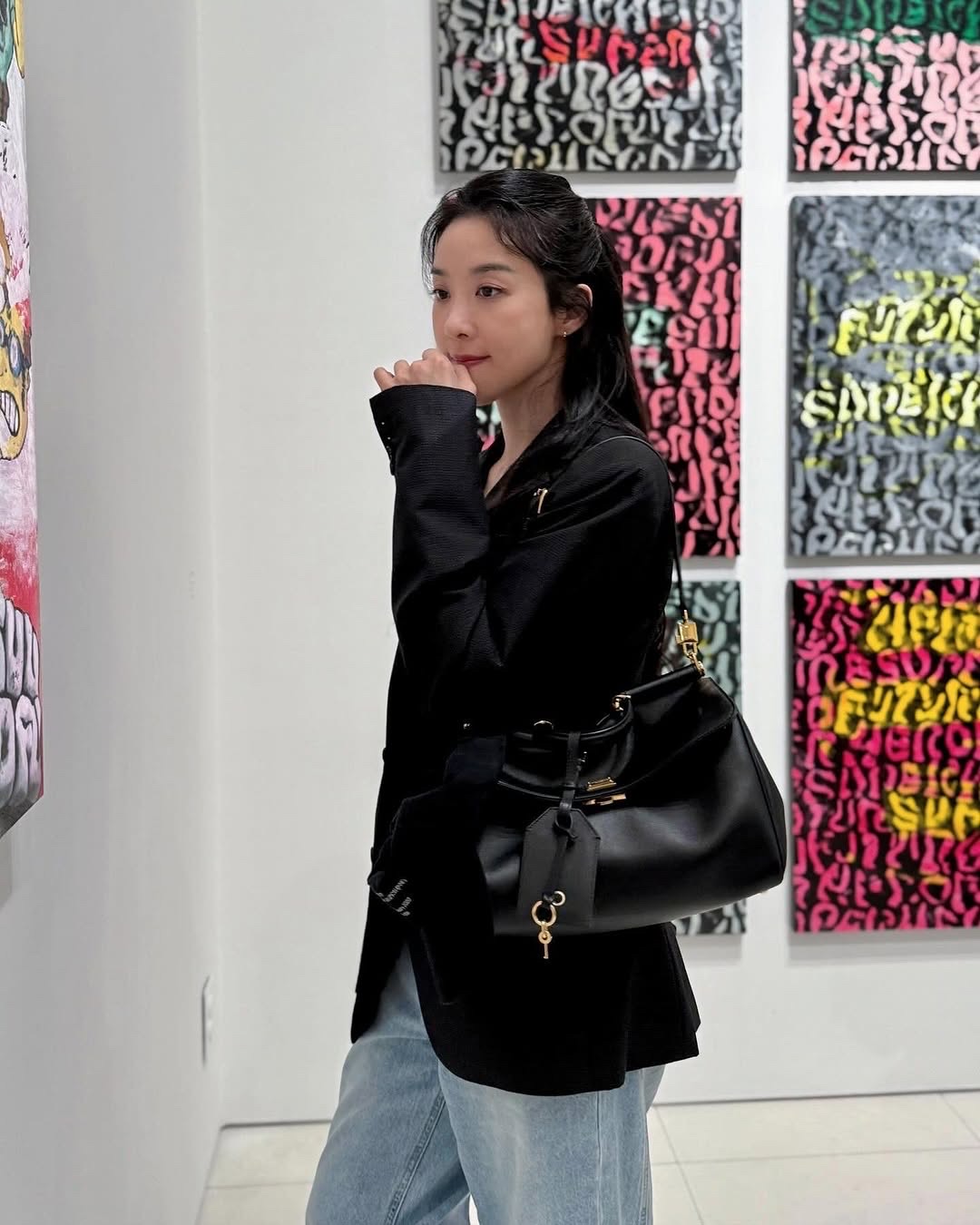 블랙자켓 장인 청아언니🖤💛예뻐
시크한 가을 자켓 코디에 참고하면 좋을 3가지 가방🍁저장하세요
빠질수 없는 가을 필수룩 블랙 자켓, 가방 코디로 포인트하세요. 
1. 샤넬 클래식 스몰 플랩 백
다크 브라운 컬러 샤넬 클래식 스몰 플랩 백은 작지만 단정한 사이즈로 블랙 자켓과 데님 조합에 포인트입니다. 벨벳 텍스처가 주는 깊이감이 룩에 따뜻함을 더했고, 골드 메탈이 우아함을 완성합니다. 
2. 돌체 앤 가바나 마이 시실리 백
마이 시실리 플롱게 카프스킨 백은 중간 크기의 백으로, 여유로운 수납력과 단단한 실루엣이 특징입니다. 블랙 자켓에 라이트 블루 데님을 매치한 룩에, 골드 하드웨어가 클래식한 조형미를 살려냈습니다.
3. 생로랑 베아백
넉넉한 사이즈의 생로랑 베아백은 블랙 자켓과 데님에 자연스럽게 어울리며 실용적인 매력을 드러냈습니다. 유연한 디어스킨이 부드럽게 흐르듯 어깨에 걸쳐져 캐주얼한 감각까지 보여줍니다. 이미지6