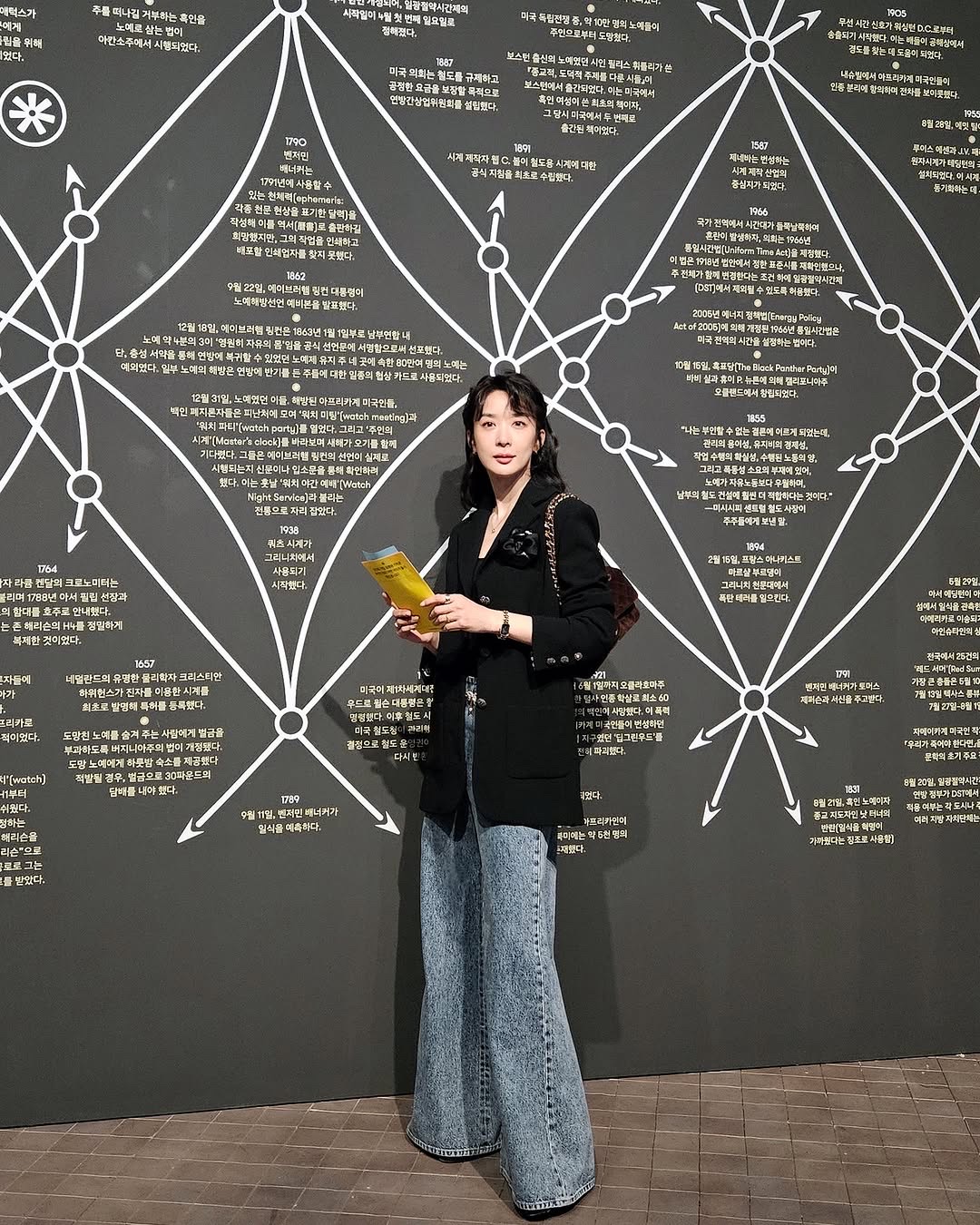 블랙자켓 장인 청아언니🖤💛예뻐 시크한 가을 자켓 코디에 참고하면 좋을 3가지 가방🍁저장하세요  빠질수 없는 가을 필수룩 블랙 자켓, 가방 코디로 포인트하세요.   1. 샤넬 클래식 스몰 플랩 백 다크 브라운 컬러 샤넬 클래식 스몰 플랩 백은 작지만 단정한 사이즈로 블랙 자켓과 데님 조합에 포인트입니다. 벨벳 텍스처가 주는 깊이감이 룩에 따뜻함을 더했고, 골드 메탈이 우아함을 완성합니다.   2. 돌체 앤 가바나 마이 시실리 백 마이 시실리 플롱게 카프스킨 백은 중간 크기의 백으로, 여유로운 수납력과 단단한 실루엣이 특징입니다. 블랙 자켓에 라이트 블루 데님을 매치한 룩에, 골드 하드웨어가 클래식한 조형미를 살려냈습니다.  3. 생로랑 베아백 넉넉한 사이즈의 생로랑 베아백은 블랙 자켓과 데님에 자연스럽게 어울리며 실용적인 매력을 드러냈습니다. 유연한 디어스킨이 부드럽게 흐르듯 어깨에 걸쳐져 캐주얼한 감각까지 보여줍니다. 이미지
