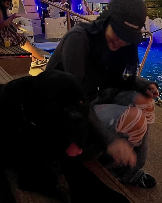 제니가 고른 러닝 모자?!🏃🏻♀️
아웃도어 모자도 제니 손을 거치면 패션 완성🧢🪄
제니는 몽벨 위크론 쿨 라이트 쉐이드 캡을 활용해 캐주얼한 니트와 와이드 팬츠에 매치해 꾸민 듯 안 꾸민 듯 자연스러운 스트릿 룩을 완성했습니다. 평범한 볼캡과 다르게 귀 전체를 보호하는 생소한 디자인으로 데일리 코디에 포인트를 주며 패셔너블한 분위기를 보여줍니다.
트레킹과 러닝용으로 제작된 위크론 쉐이드 캡은 얇고 가벼운 소재로 통기성과 속건성이 뛰어납니다. 땀을 흘려도 쾌적함을 유지해 활동 내내 편안합니다. 이미지3