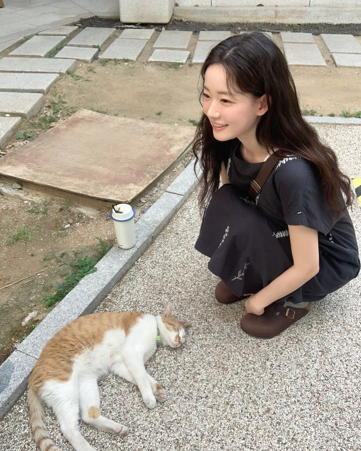 가을 냄새나면 버켄스탁 꺼내자🍂 어떤 룩에도 자연스럽게 스며드는 슈즈🧚🏻🔍버켄스탁 준비하자  이번 가을, 다시 꺼내 신고 싶은 버켄스탁 신발을 만나보세요.  가을이 되면 생각나는 버켄스탁은 트렌드를 타지 않는 클래식한 독일 브랜드로, 단순한 실용성을 넘어 미니멀한 디자인과 꾸안꾸 스타일의 필수템으로 자리 잡았습니다.  최윤지가 신은 보스턴 오일드 하바나는 빈티지 질감과 동글한 앞코가 특징으로, 사랑스러운 무드를 연출하죠. 보스턴 클로그를 신은 공효진은 스웨이드 안감으로 편안하게 착용할 수 있으며, 니트와 데님과 매치해 캐주얼한 룩을 완성했습니다.  장희령이 착용한 버켄스탁 런던은 클래식한 보스턴을 변형한 로우 슈즈 실루엣으로, 포근한 니트와 조거 팬츠에 매치하면 빈티지한 아메카지 감성의 꾸안꾸룩을 완성할 수 있습니다. 이미지