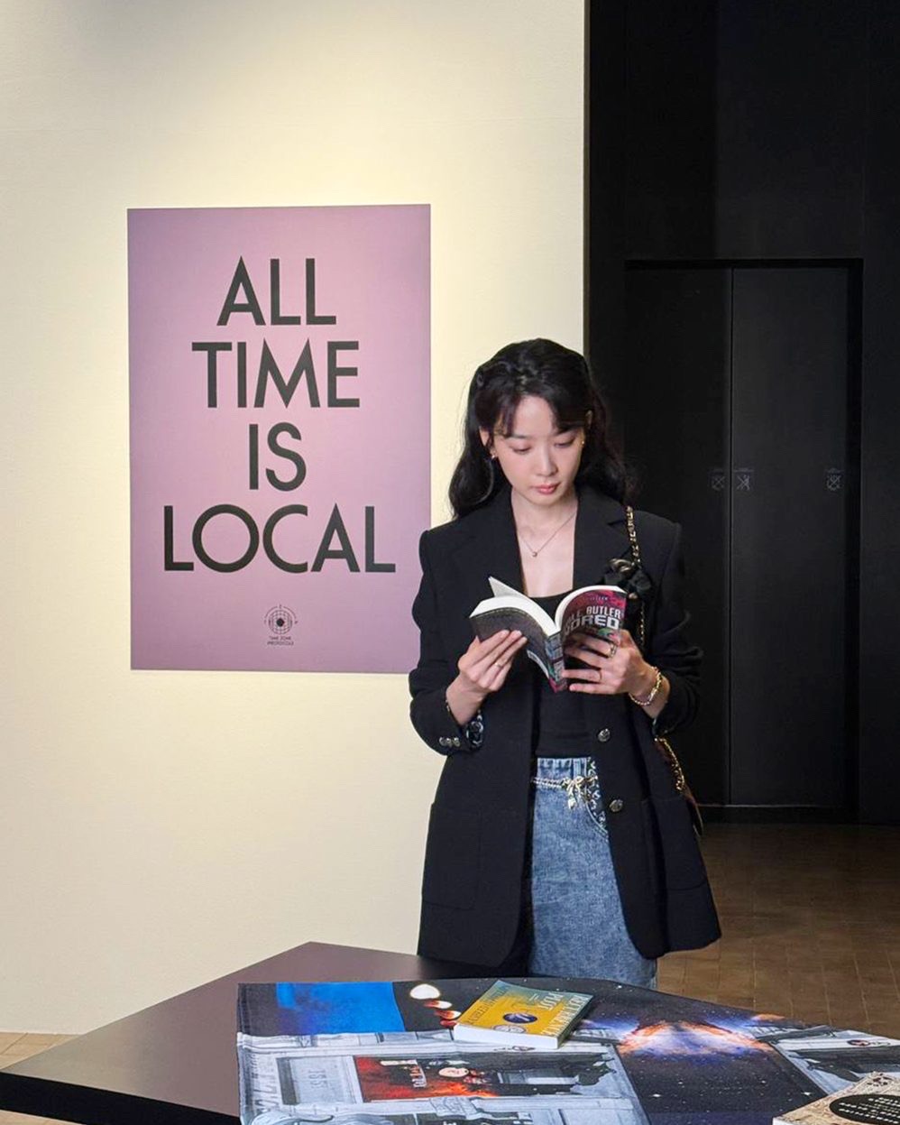 블랙자켓 장인 청아언니🖤💛예뻐
시크한 가을 자켓 코디에 참고하면 좋을 3가지 가방🍁저장하세요
빠질수 없는 가을 필수룩 블랙 자켓, 가방 코디로 포인트하세요. 
1. 샤넬 클래식 스몰 플랩 백
다크 브라운 컬러 샤넬 클래식 스몰 플랩 백은 작지만 단정한 사이즈로 블랙 자켓과 데님 조합에 포인트입니다. 벨벳 텍스처가 주는 깊이감이 룩에 따뜻함을 더했고, 골드 메탈이 우아함을 완성합니다. 
2. 돌체 앤 가바나 마이 시실리 백
마이 시실리 플롱게 카프스킨 백은 중간 크기의 백으로, 여유로운 수납력과 단단한 실루엣이 특징입니다. 블랙 자켓에 라이트 블루 데님을 매치한 룩에, 골드 하드웨어가 클래식한 조형미를 살려냈습니다.
3. 생로랑 베아백
넉넉한 사이즈의 생로랑 베아백은 블랙 자켓과 데님에 자연스럽게 어울리며 실용적인 매력을 드러냈습니다. 유연한 디어스킨이 부드럽게 흐르듯 어깨에 걸쳐져 캐주얼한 감각까지 보여줍니다. 이미지2