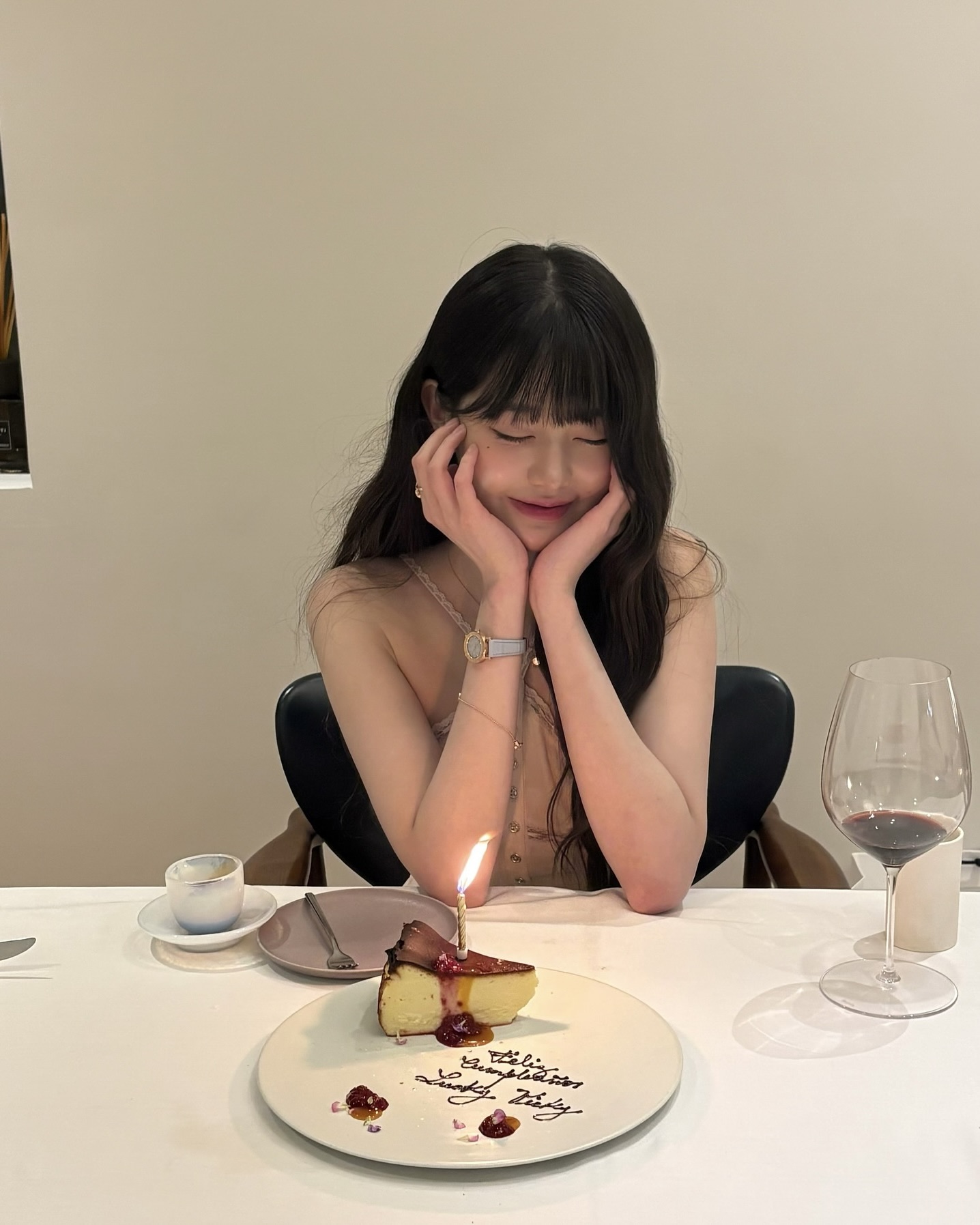 워뇨가 차서 더 예뻐보여💎
불가리까지 빛내버리는 장원영, 인간 보석 그 자체🤍✨

불가리 워치는 아이코닉한 상징과 주얼리 감각으로, 스타일과 럭셔리를 동시에 완성하는 타임피스입니다.

장원영이 착용한 불가리 불가리 워치는 18k 로즈 골드 케이스와 블루 마블 다이얼로 완성된 시계입니다. 파스텔 톤의 라이트 블루 스트랩이 포인트로, 연핑크 실크 홀터넥과 매치해 청초하면서도 사랑스러운 무드를 연출했습니다.

두 번째는 세르펜티 세두토리 스틸 워치입니다. 스테인리스 케이스와 화이트 실버 다이얼, 뱀 비늘 브레이슬릿이 포인트를 더했는데요. 장원영은 화이트 민소매와 볼드한 액세서리를 매치해 우아한 분위기를 완성했습니다.

마지막으로 장원영의 애착 시계인 세르펜티 세두토리 로즈 골드 워치입니다. 다이아몬드 베젤과 화이트 오팔린 다이얼이 포인트로 블랙 원숄더와 매치해 세련된 스타일링을 연출했습니다. 이미지2