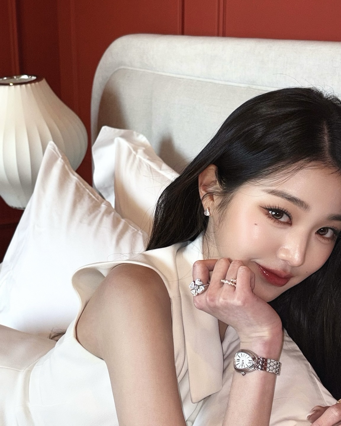워뇨가 차서 더 예뻐보여💎
불가리까지 빛내버리는 장원영, 인간 보석 그 자체🤍✨

불가리 워치는 아이코닉한 상징과 주얼리 감각으로, 스타일과 럭셔리를 동시에 완성하는 타임피스입니다.

장원영이 착용한 불가리 불가리 워치는 18k 로즈 골드 케이스와 블루 마블 다이얼로 완성된 시계입니다. 파스텔 톤의 라이트 블루 스트랩이 포인트로, 연핑크 실크 홀터넥과 매치해 청초하면서도 사랑스러운 무드를 연출했습니다.

두 번째는 세르펜티 세두토리 스틸 워치입니다. 스테인리스 케이스와 화이트 실버 다이얼, 뱀 비늘 브레이슬릿이 포인트를 더했는데요. 장원영은 화이트 민소매와 볼드한 액세서리를 매치해 우아한 분위기를 완성했습니다.

마지막으로 장원영의 애착 시계인 세르펜티 세두토리 로즈 골드 워치입니다. 다이아몬드 베젤과 화이트 오팔린 다이얼이 포인트로 블랙 원숄더와 매치해 세련된 스타일링을 연출했습니다. 이미지4