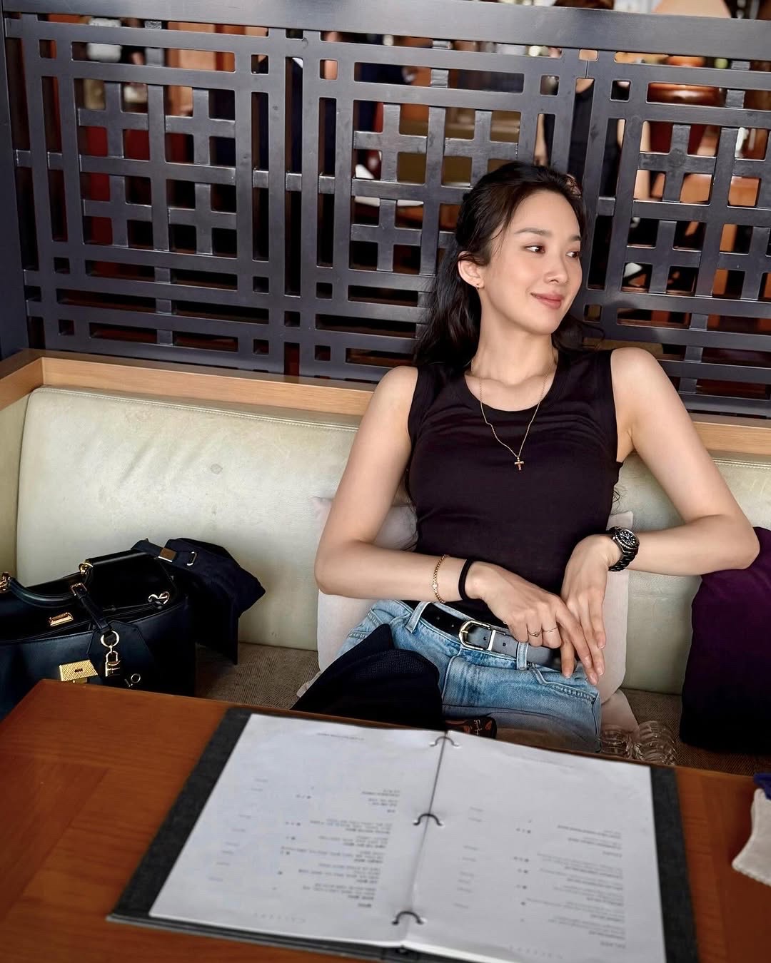 블랙자켓 장인 청아언니🖤💛예뻐
시크한 가을 자켓 코디에 참고하면 좋을 3가지 가방🍁저장하세요
빠질수 없는 가을 필수룩 블랙 자켓, 가방 코디로 포인트하세요. 
1. 샤넬 클래식 스몰 플랩 백
다크 브라운 컬러 샤넬 클래식 스몰 플랩 백은 작지만 단정한 사이즈로 블랙 자켓과 데님 조합에 포인트입니다. 벨벳 텍스처가 주는 깊이감이 룩에 따뜻함을 더했고, 골드 메탈이 우아함을 완성합니다. 
2. 돌체 앤 가바나 마이 시실리 백
마이 시실리 플롱게 카프스킨 백은 중간 크기의 백으로, 여유로운 수납력과 단단한 실루엣이 특징입니다. 블랙 자켓에 라이트 블루 데님을 매치한 룩에, 골드 하드웨어가 클래식한 조형미를 살려냈습니다.
3. 생로랑 베아백
넉넉한 사이즈의 생로랑 베아백은 블랙 자켓과 데님에 자연스럽게 어울리며 실용적인 매력을 드러냈습니다. 유연한 디어스킨이 부드럽게 흐르듯 어깨에 걸쳐져 캐주얼한 감각까지 보여줍니다. 이미지7