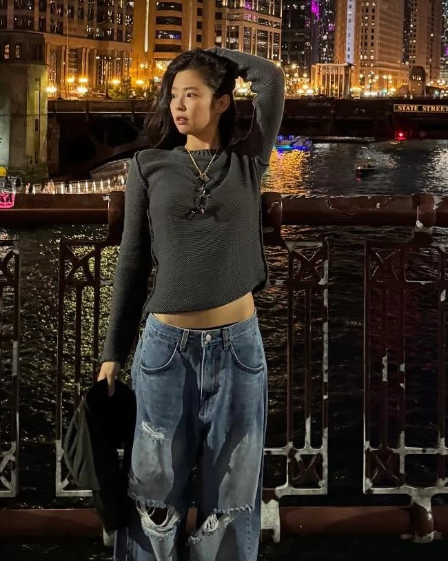 제니가 고른 러닝 모자?!🏃🏻♀️
아웃도어 모자도 제니 손을 거치면 패션 완성🧢🪄
제니는 몽벨 위크론 쿨 라이트 쉐이드 캡을 활용해 캐주얼한 니트와 와이드 팬츠에 매치해 꾸민 듯 안 꾸민 듯 자연스러운 스트릿 룩을 완성했습니다. 평범한 볼캡과 다르게 귀 전체를 보호하는 생소한 디자인으로 데일리 코디에 포인트를 주며 패셔너블한 분위기를 보여줍니다.
트레킹과 러닝용으로 제작된 위크론 쉐이드 캡은 얇고 가벼운 소재로 통기성과 속건성이 뛰어납니다. 땀을 흘려도 쾌적함을 유지해 활동 내내 편안합니다. 이미지2