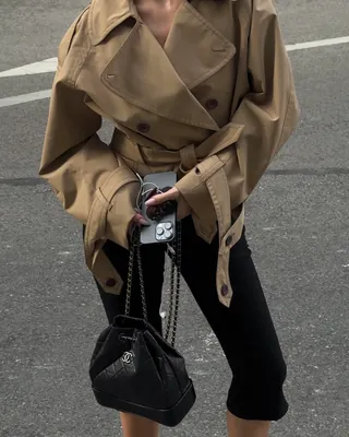 가볍지만 센스는 묵직하게👀
올가을 트렌치? 길이 줄이고 무드는 늘린 숏 트렌치코트✨💁🏻♀️
가을 아우터 하면 가장 먼저 떠오르는 아이템 단연 트렌치코트죠. 하지만 유난히 더위가 길어지는 올해는 롱 기장 말고 숏 트렌치코트 어떠신가요?
숏 트렌치는 스타일링에 따라 분위기가 달라지는데요. 단독으로 입으면 원피스처럼 드레시한 무드를 연출할 수 있고, 카프리 팬츠와 매치하면 볼륨감과 슬림한 실루엣이 대비돼 룩의 밸런스를 잡아줍니다. 롱스커트와 입으면 세련된 출근룩이 완성됩니다.
트렌치코트는 기장과 컬러에 따라 무궁무진한 스타일링법이 있지만, 올 가을에는 숏 트렌치코트로 새로운 분위기를 시도해 보는 것도 좋을 것 같습니다. 이미지