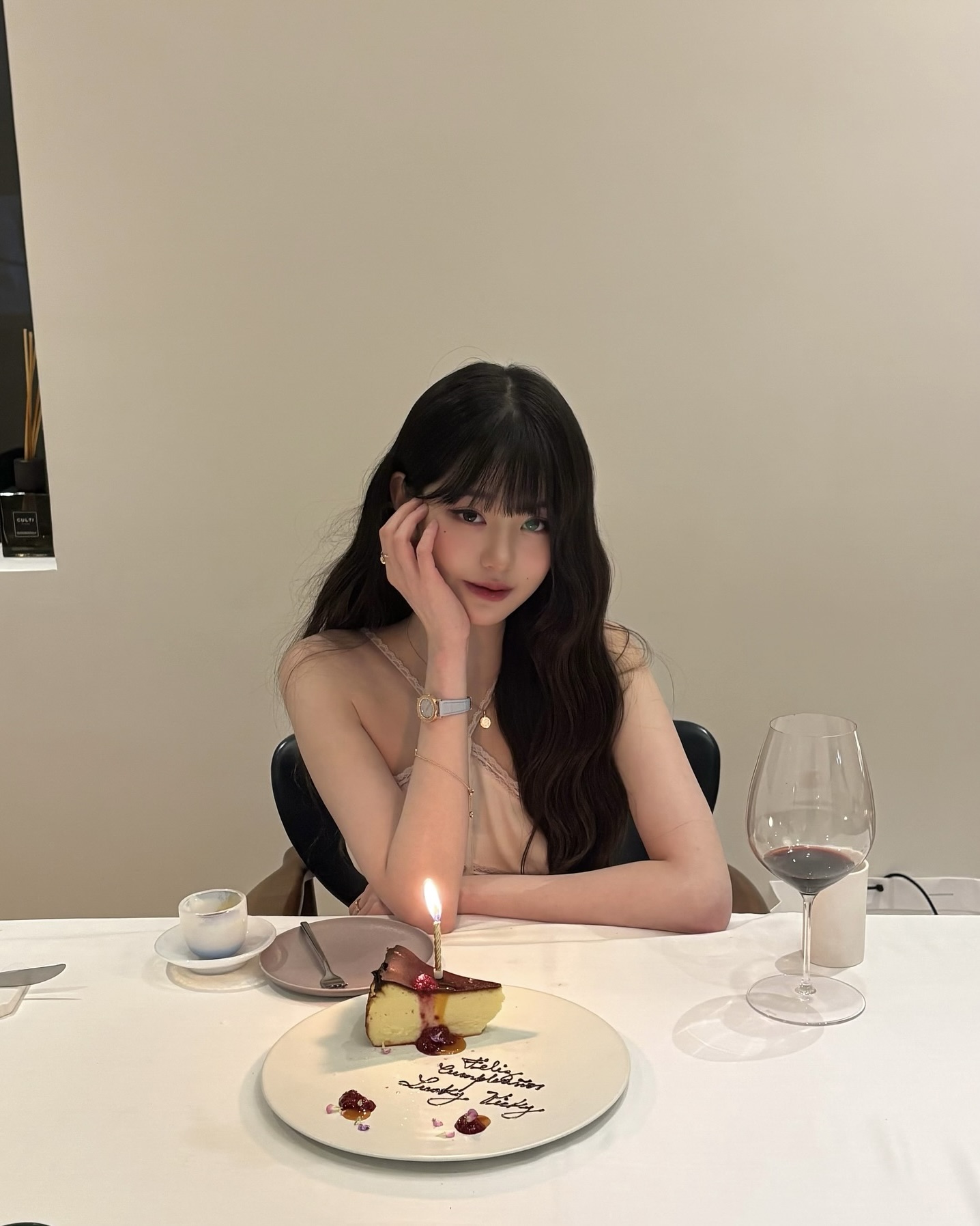 워뇨가 차서 더 예뻐보여💎 불가리까지 빛내버리는 장원영, 인간 보석 그 자체🤍✨  불가리 워치는 아이코닉한 상징과 주얼리 감각으로, 스타일과 럭셔리를 동시에 완성하는 타임피스입니다.  장원영이 착용한 불가리 불가리 워치는 18k 로즈 골드 케이스와 블루 마블 다이얼로 완성된 시계입니다. 파스텔 톤의 라이트 블루 스트랩이 포인트로, 연핑크 실크 홀터넥과 매치해 청초하면서도 사랑스러운 무드를 연출했습니다.  두 번째는 세르펜티 세두토리 스틸 워치입니다. 스테인리스 케이스와 화이트 실버 다이얼, 뱀 비늘 브레이슬릿이 포인트를 더했는데요. 장원영은 화이트 민소매와 볼드한 액세서리를 매치해 우아한 분위기를 완성했습니다.  마지막으로 장원영의 애착 시계인 세르펜티 세두토리 로즈 골드 워치입니다. 다이아몬드 베젤과 화이트 오팔린 다이얼이 포인트로 블랙 원숄더와 매치해 세련된 스타일링을 연출했습니다. 이미지