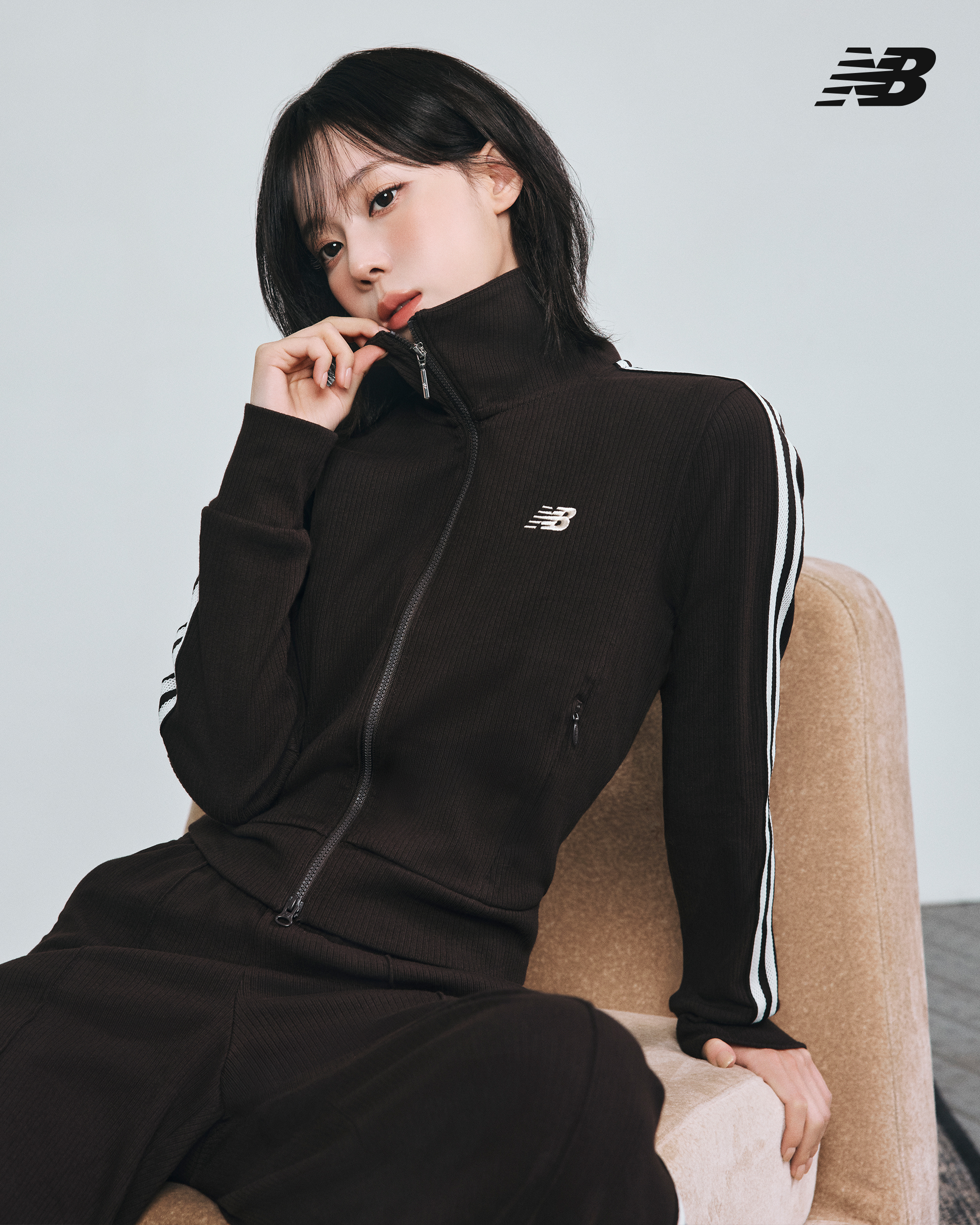 최근 화제였던🤎🤍윈터 착용픽
가을에 윈터가 선택한 뉴발 골지 트랙셋업🍁@뭔데요?? #광고
Cozy up, Move free. 브라운 컬러로 완성한 윈터의 가을 무드, 뉴발란스우먼스 윈터픽 트랙 셋업 캠페인이 화제입니다. 가을 시즌, 계절에 어울리는 스타일을 제안합니다.
트랙 카라 집업은 세미 크롭 기장으로 트렌디한 아웃핏을 완성하고, 트랙 와이드 팬츠는 허리선에서 곧게 떨어지는 라인으로 여유로운 편안함을 선사합니다.
잔잔한 골지 텍스처와 부드러운 촉감이 특징이며, 우먼스만의 핏은 자연스럽게 라인을 살려 일상 속에서도 감각적인 실루엣을 제공하니 참고하세요. 이미지7