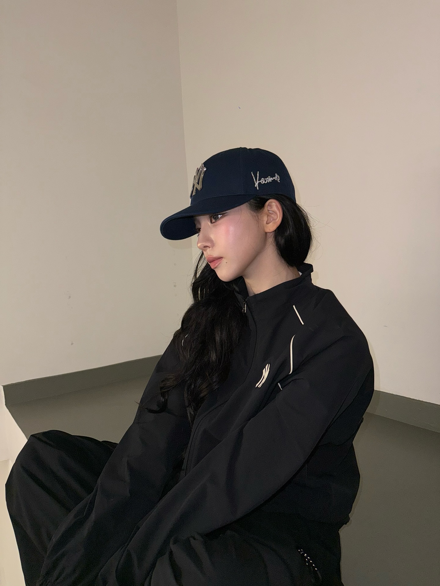 카리나 소두핏💙🤍저 모자 뭔데?
어제부터 자꾸 눈에 띄는 MLB 모자 카리나랑 콜라보…??

카리나가 최근 착용한 특별한 MLB 볼캡이 화제입니다. 옆면에 새겨진 ‘Karina’ 글씨가 돋보이는데 블랙 셋업과 자연스럽게 어울리면서도 흔히 볼 수 있는 볼캡과는 결이 다른 특별한 무드를 완성했습니다.

신선한 포인트를 더할 것으로 보이는 카리나 이번 볼캡은 또 다른 협업을 암시하는 듯 궁금증을 남기고 있습니다. 이미지2