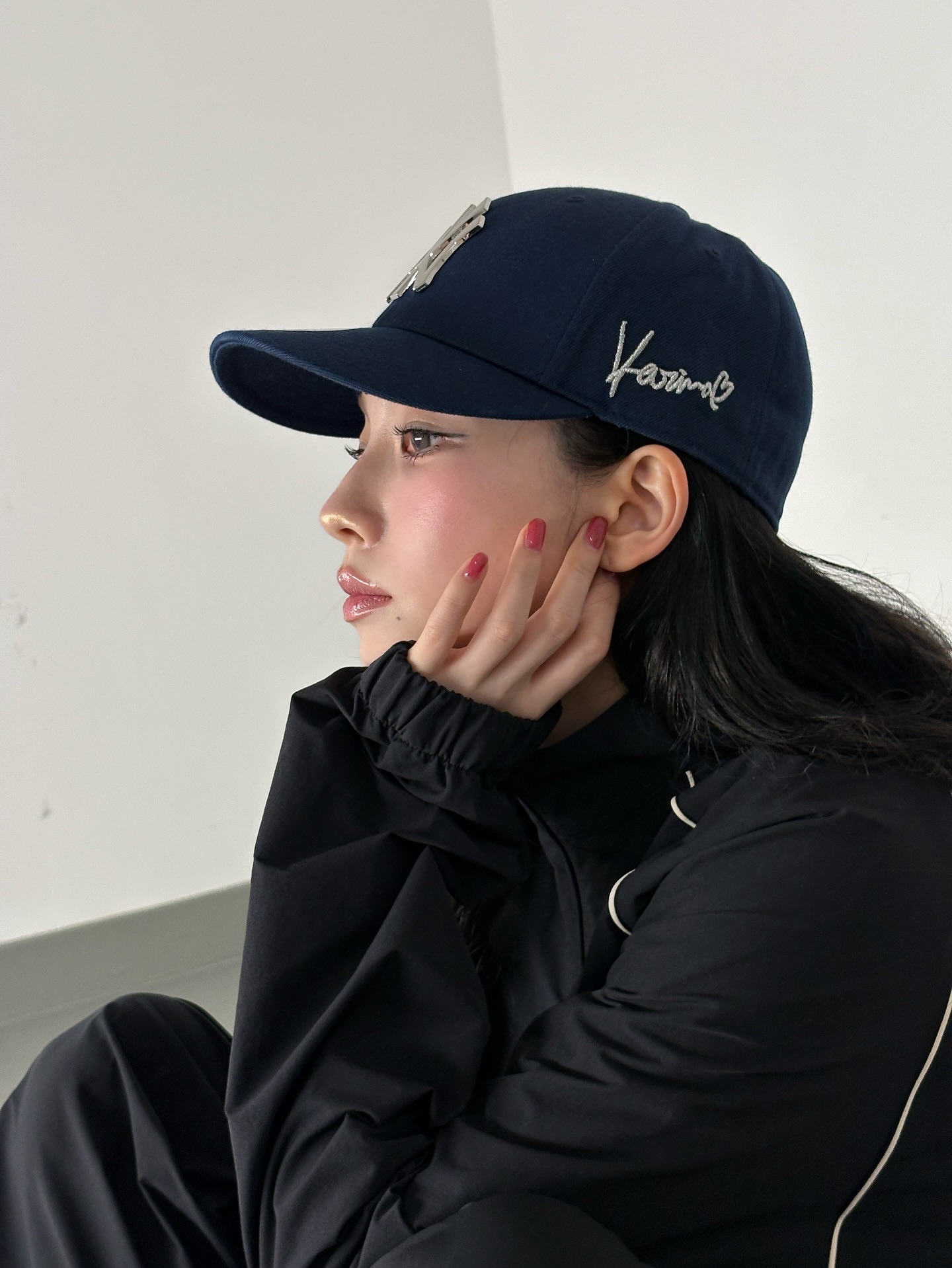 카리나 소두핏💙🤍저 모자 뭔데?
어제부터 자꾸 눈에 띄는 MLB 모자 카리나랑 콜라보…??

카리나가 최근 착용한 특별한 MLB 볼캡이 화제입니다. 옆면에 새겨진 ‘Karina’ 글씨가 돋보이는데 블랙 셋업과 자연스럽게 어울리면서도 흔히 볼 수 있는 볼캡과는 결이 다른 특별한 무드를 완성했습니다.

신선한 포인트를 더할 것으로 보이는 카리나 이번 볼캡은 또 다른 협업을 암시하는 듯 궁금증을 남기고 있습니다. 이미지1